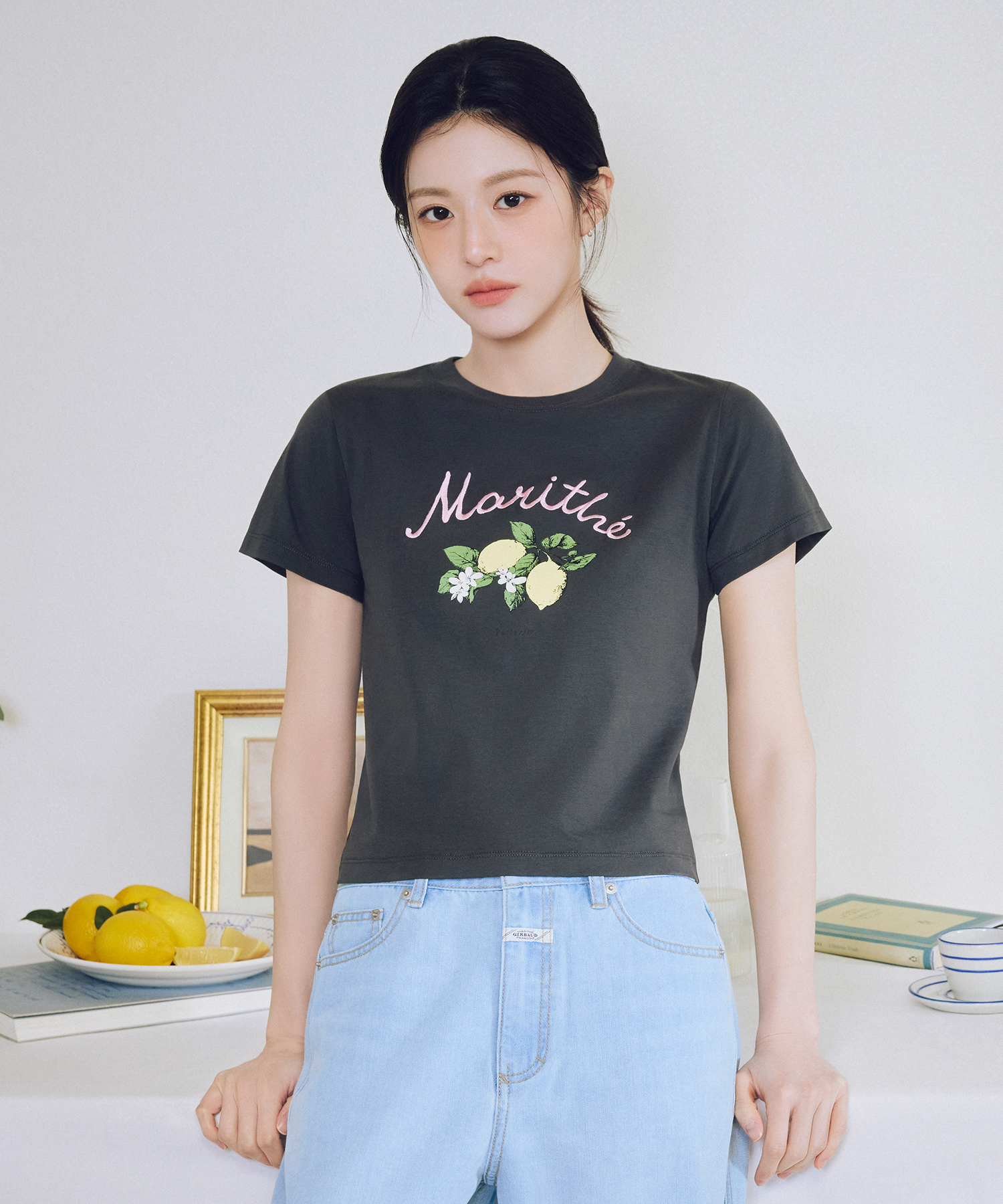 【MFG】W LEMON GRAPHIC SLIM CROP TEE (2 Colors)