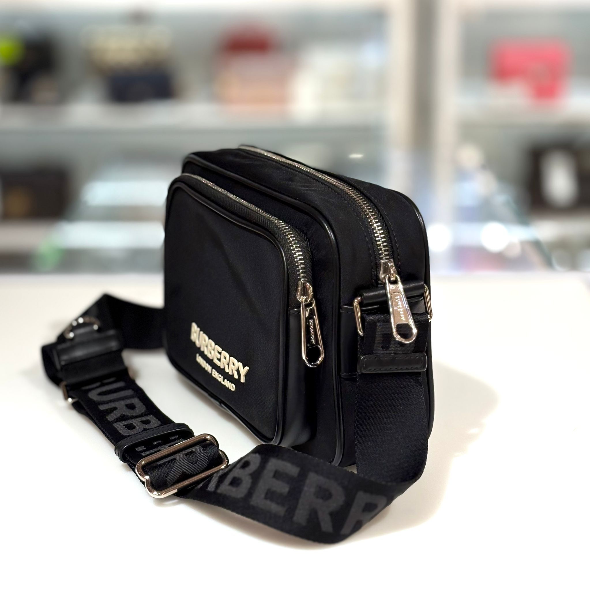本週特價!!! 全新BURBERRY斜背袋, Econy L , 8049049 ,黑色尼龍銀扣,巴寶莉單肩包 #BRAND NEW#香榭站正品