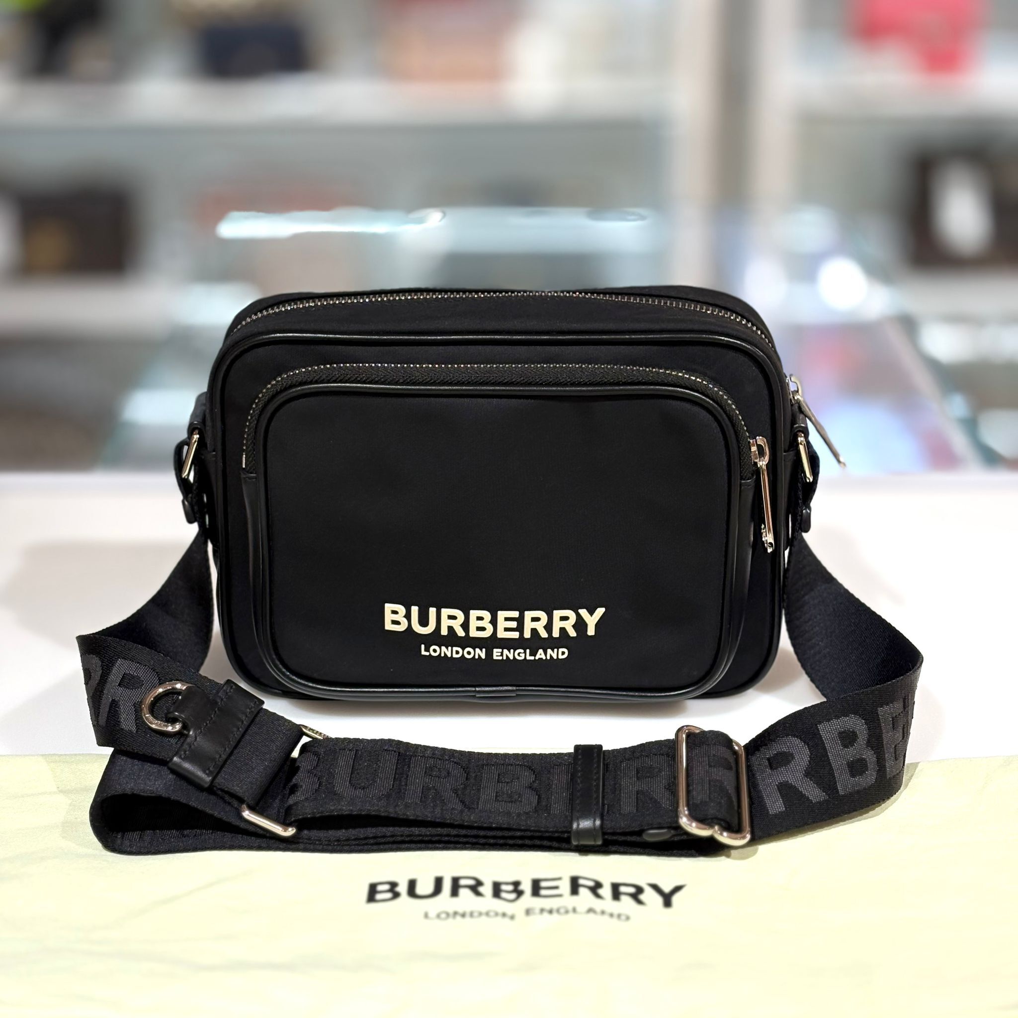 本週特價!!! 全新BURBERRY斜背袋, Econy L , 8049049 ,黑色尼龍銀扣,巴寶莉單肩包 #BRAND NEW#香榭站正品