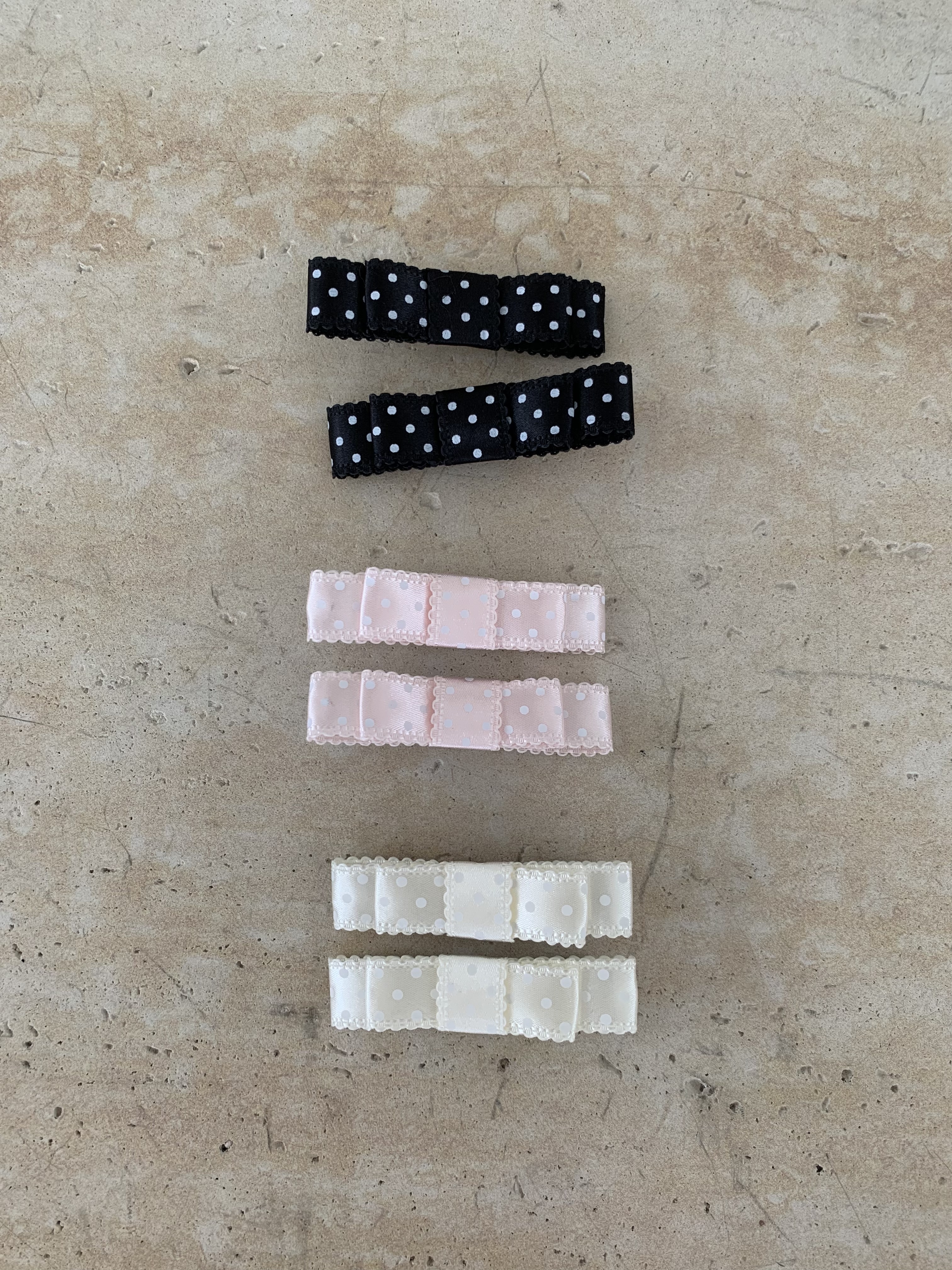 A05 SCALLOPED POLKA DOT SATIN BARRETTE