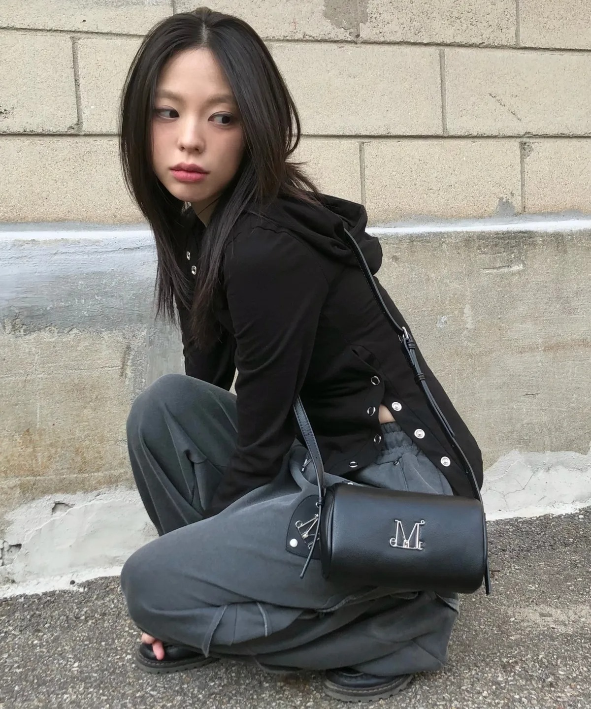 MUCENT ARA METAL LOGO MINI SHOULDER BAG UNISEX