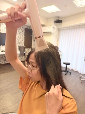 吹頭髮由頭皮開始,順著髮流吹到全乾,正確的吹整手法與風向,會影響髮絲最後的平整度與光澤。 重點是減少高溫停留時間,並順著毛鱗片生長方向將頭髮吹乾。