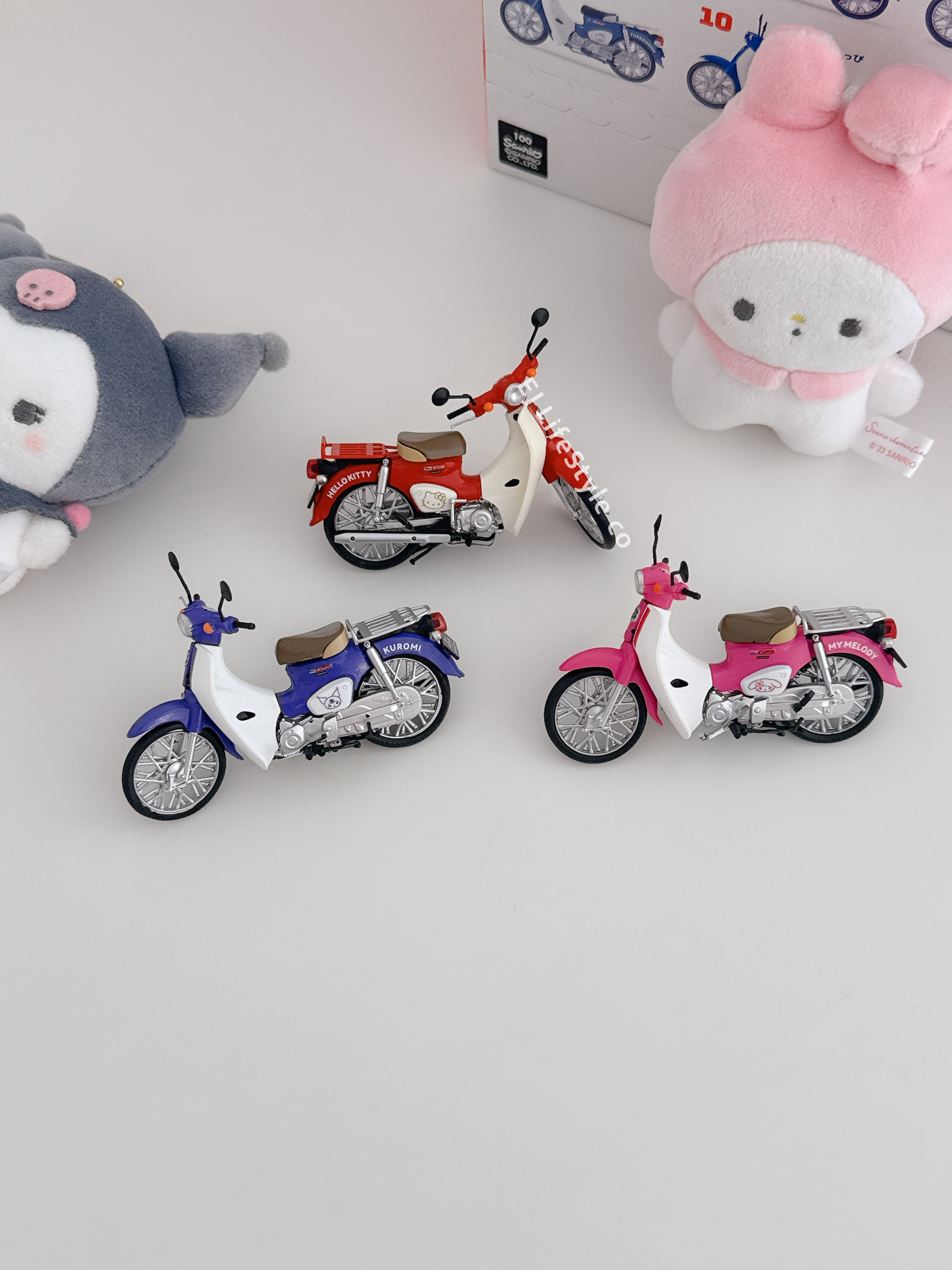 🇯🇵 SANRIO X HONDA Super Cub 本田 三麗鷗家族 復古摩托車 盲盒 擺設 HELLO KITTY 大耳狗 帕恰狗 布丁狗 美樂蒂 酷洛米 酷企鵝 人魚漢頓 / 現貨