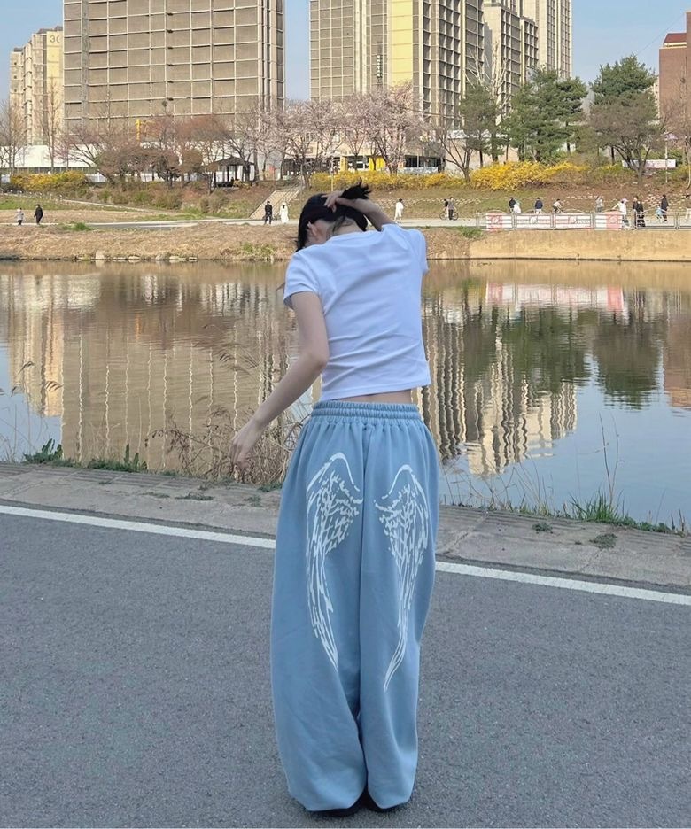 【預購】韓國代購 FANCY CLUB 天使 羽毛翅膀 Angel Vintage Sweatpants 簍空 草寫字母 背後 翅膀 棉褲 長褲 多色可選