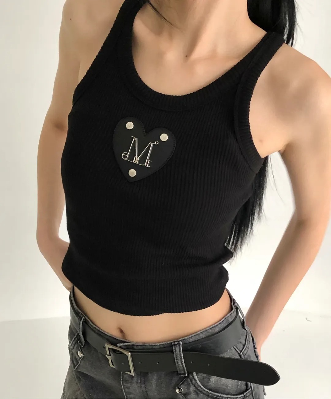 MUCENT DYON METAL LOGO HEART PATCH SLEEVELESS