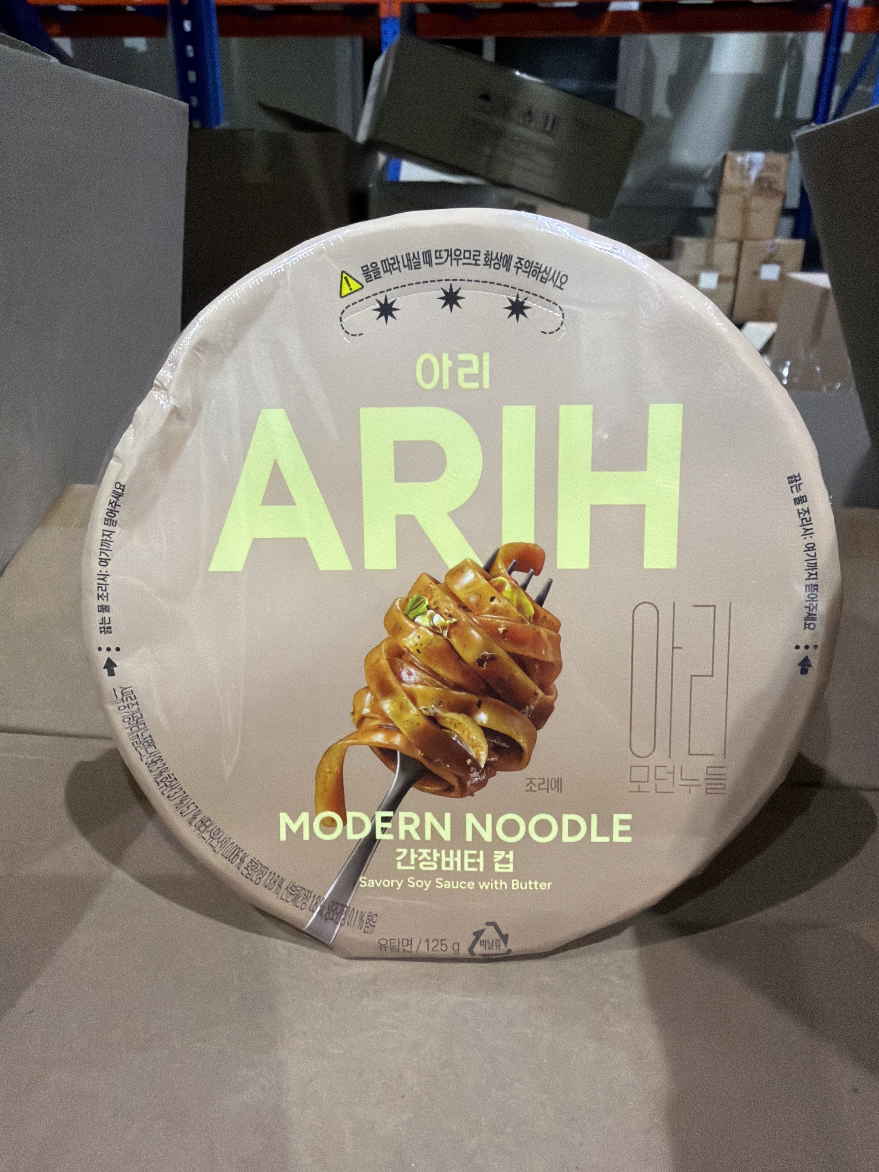 TS45 BTS x ARIH MODERN NOODLE 現代寬扁杯麵 (125g) -醬油黃油風味**到期日:約2026/11