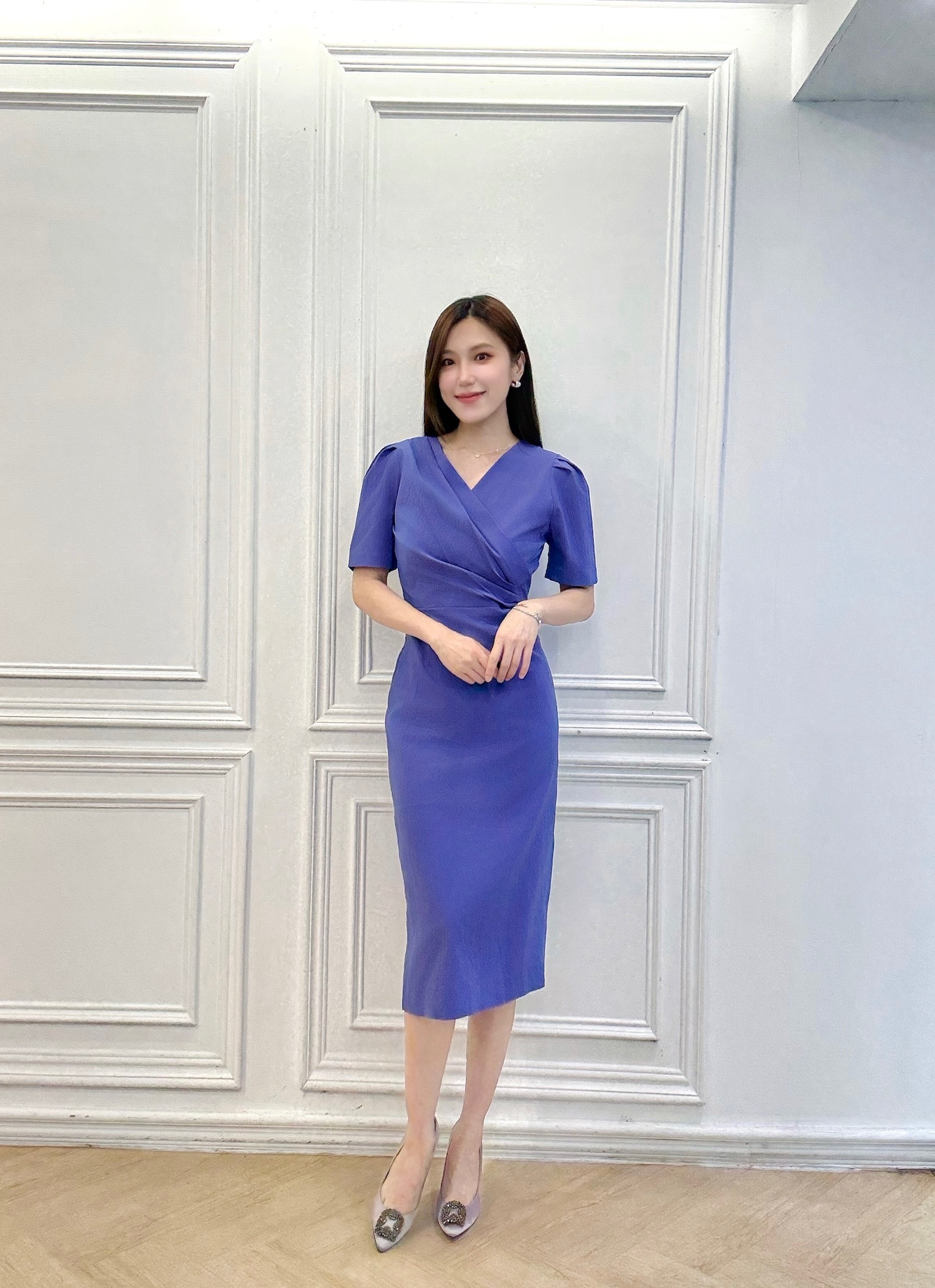俐落V領側抓摺顯瘦合身洋