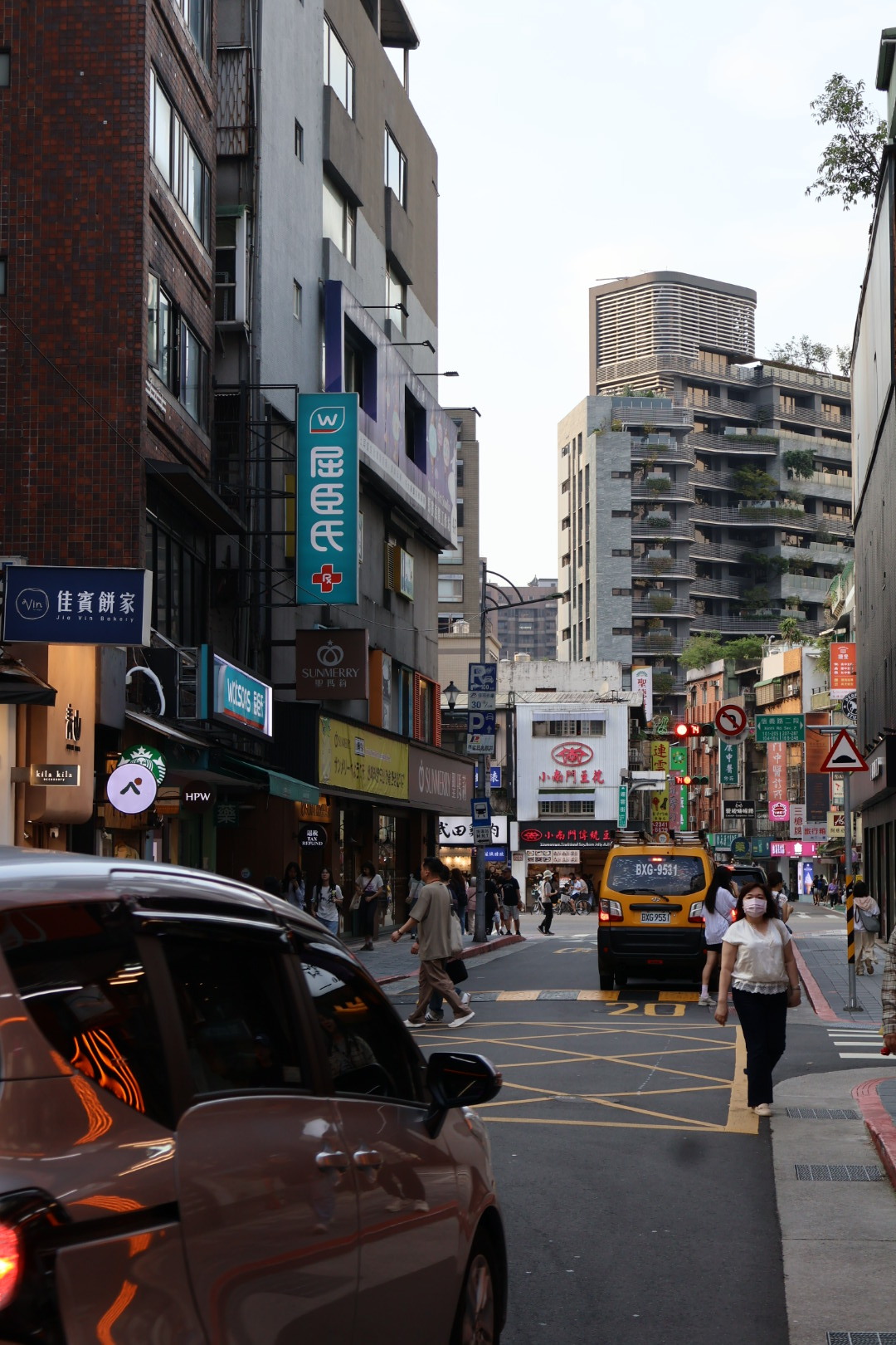 前往東門站五號出口的永康街街景