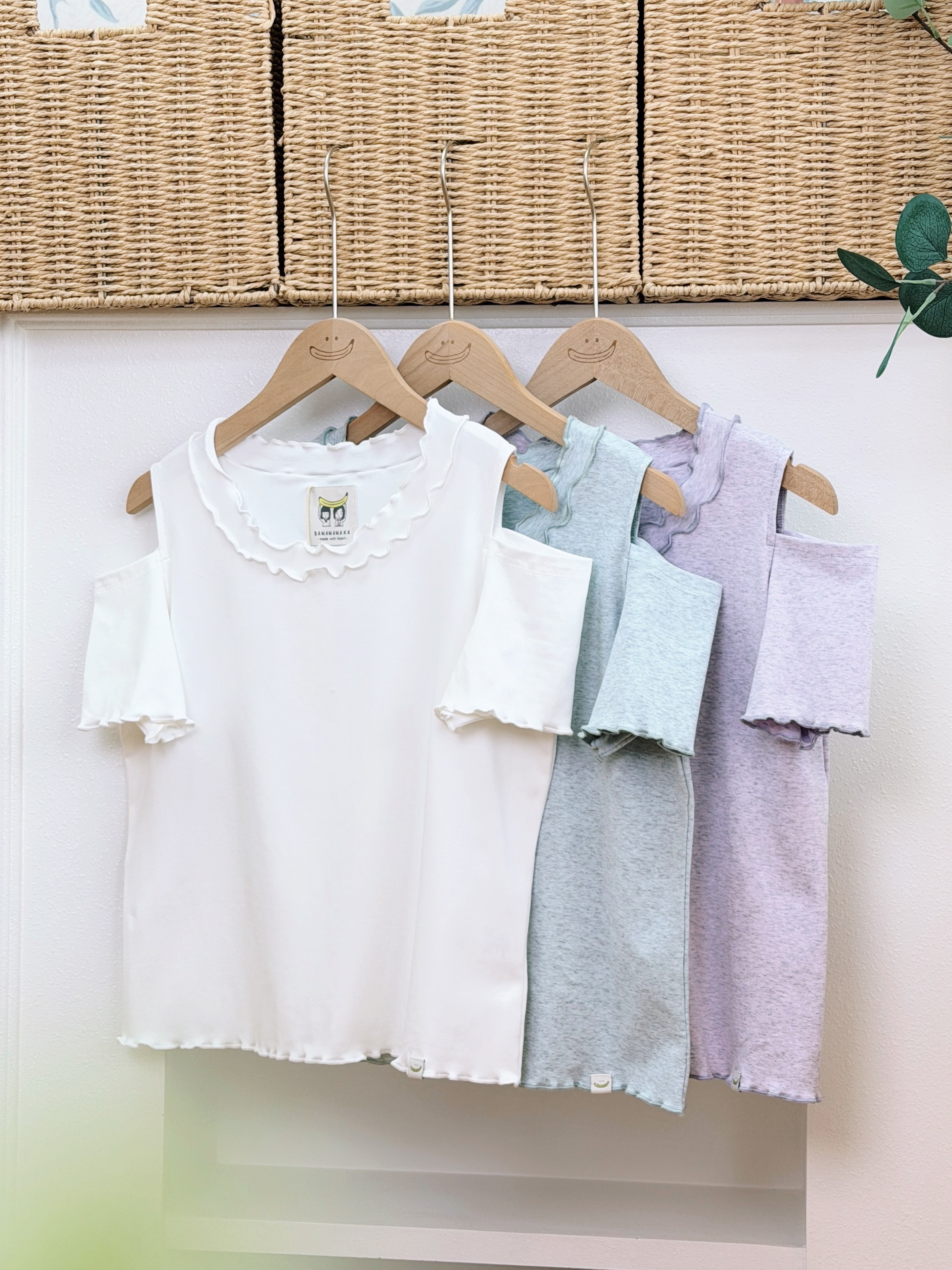 三色 / 柔彈雙滾邊露肩短袖上衣 / Supple Lettuce-Edge Cold-Shoulder Top