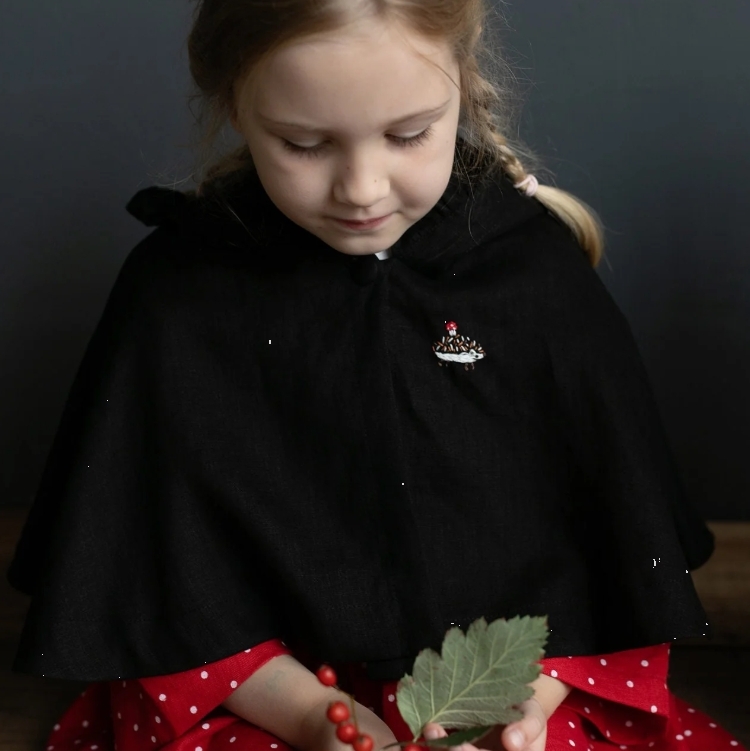 (預購)ALL THE BEAUTIFUL LINEN 刺繡斗篷 CAPE