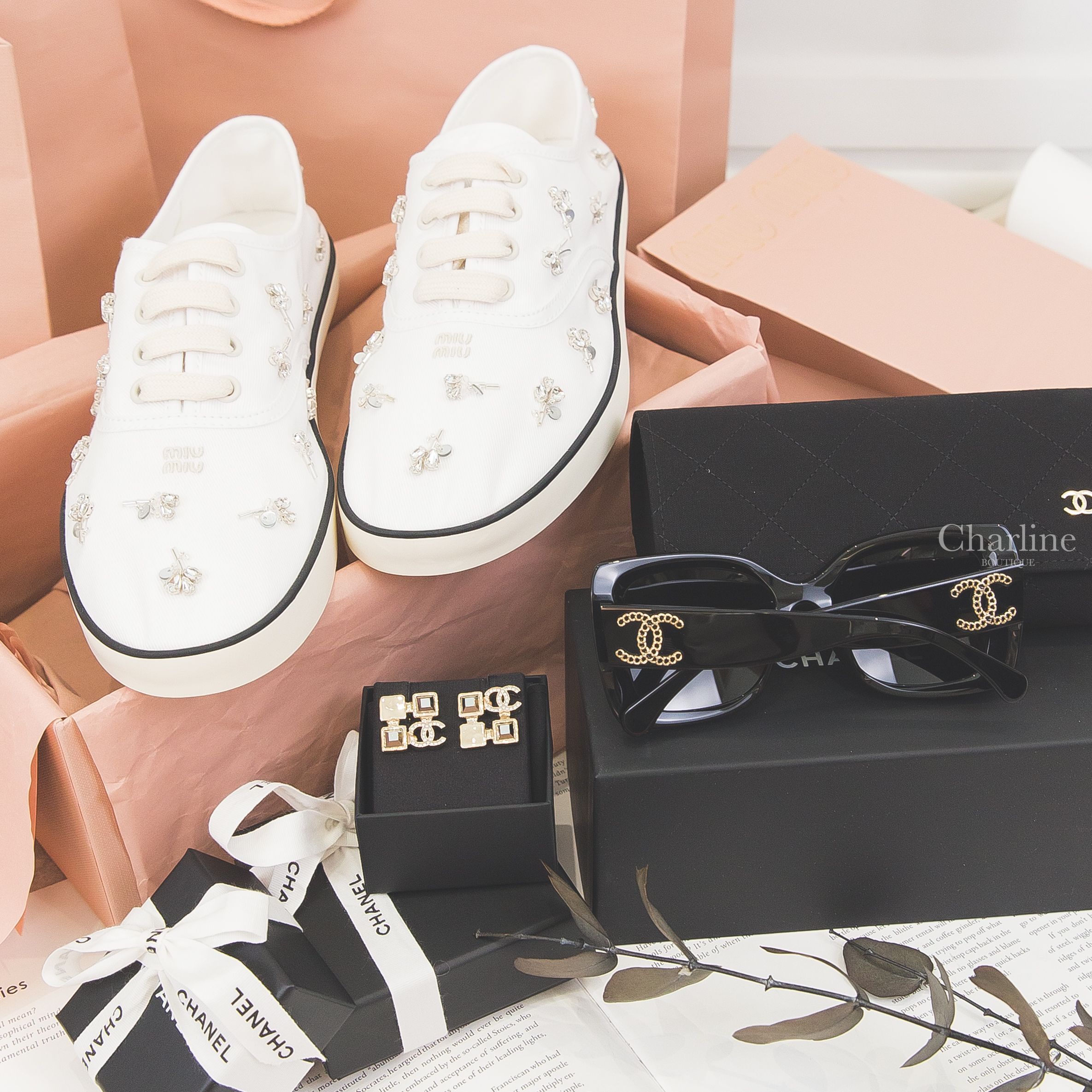 Miu Miu 白色刺繡Logo水鑽小花黑色線條滾邊帆布運動鞋,Chanel 黑色方框灰色鏡片側邊金色簍空圓圈CC太陽眼鏡,Chanel 金色水晶金屬方格水鑽CC不對稱方形耳環-Charline Boutique 精品代購