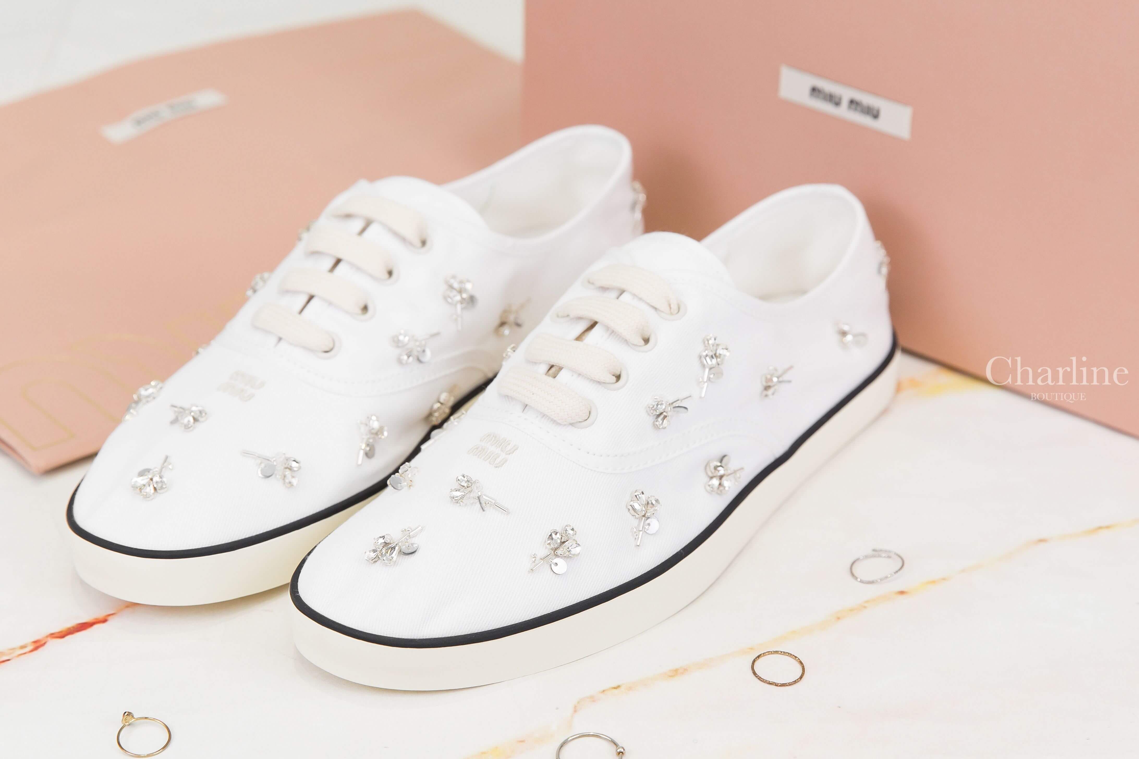 Miu Miu Embroidered Drill Sneakers 白色刺繡Logo水鑽小花黑色線條滾邊帆布運動鞋-Charline Boutique 精品代購