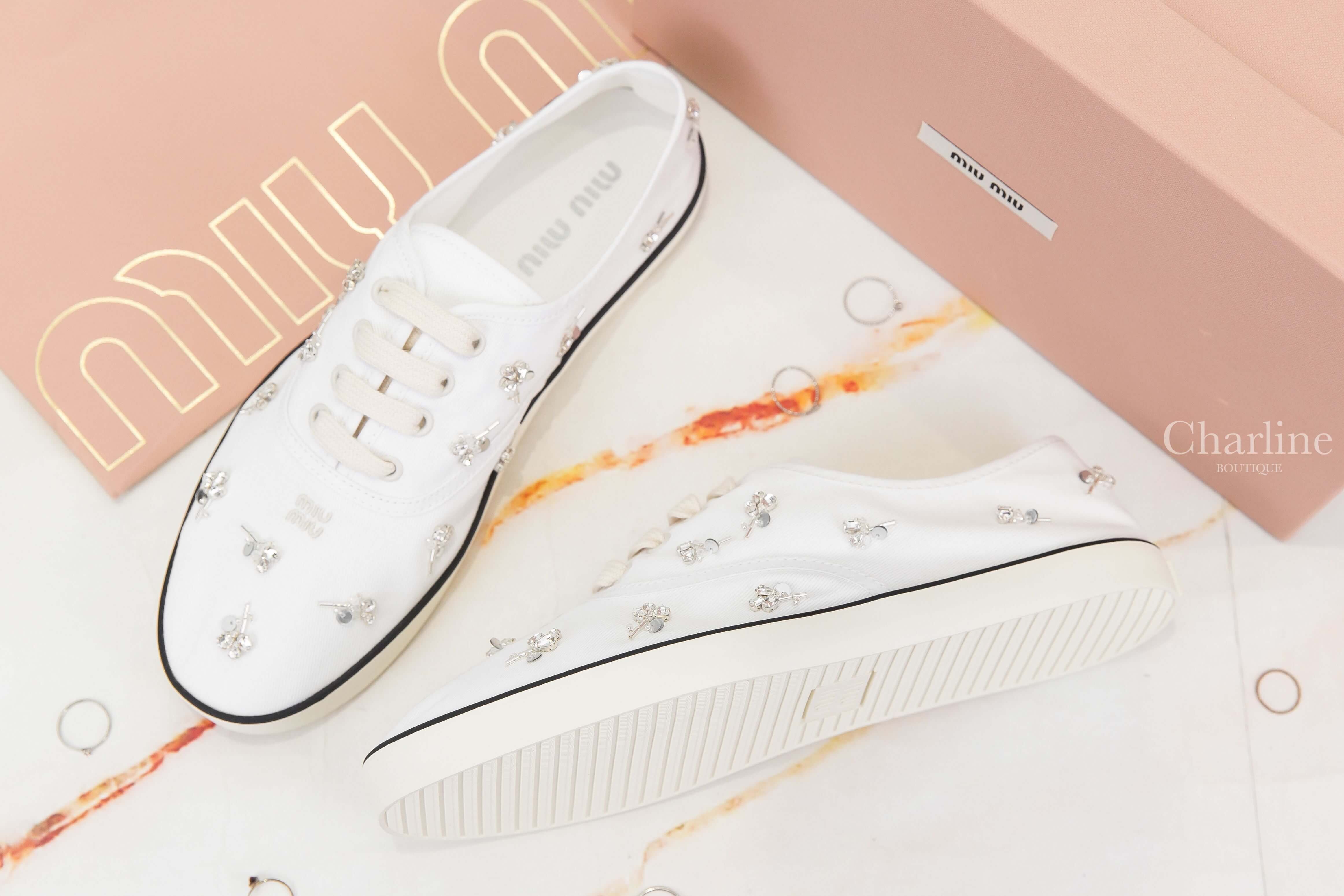 Miu Miu Embroidered Drill Sneakers 白色刺繡Logo水鑽小花黑色線條滾邊帆布運動鞋-Charline Boutique 精品代購