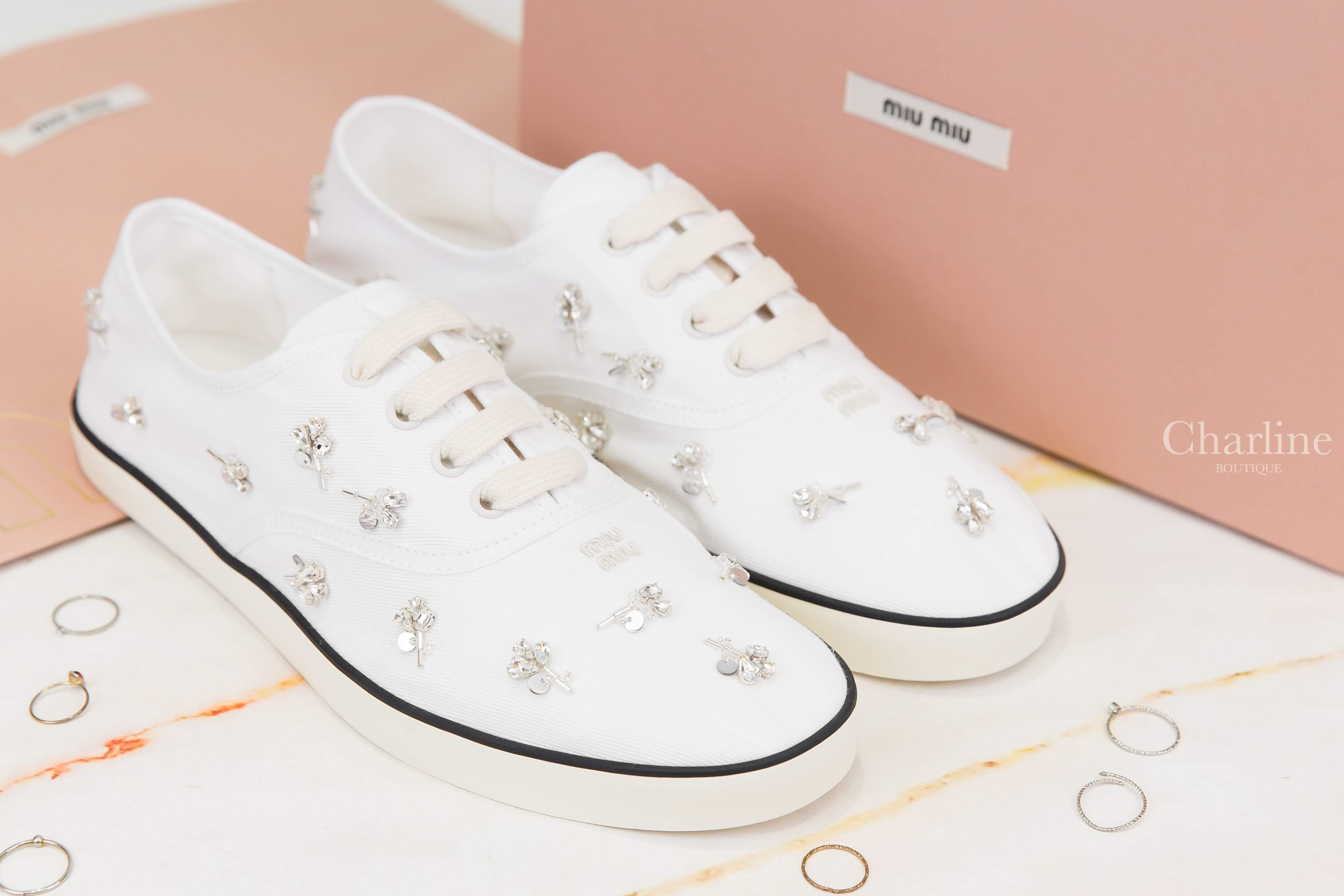 Miu Miu Embroidered Drill Sneakers 白色刺繡Logo水鑽小花黑色線條滾邊帆布運動鞋-Charline Boutique 精品代購