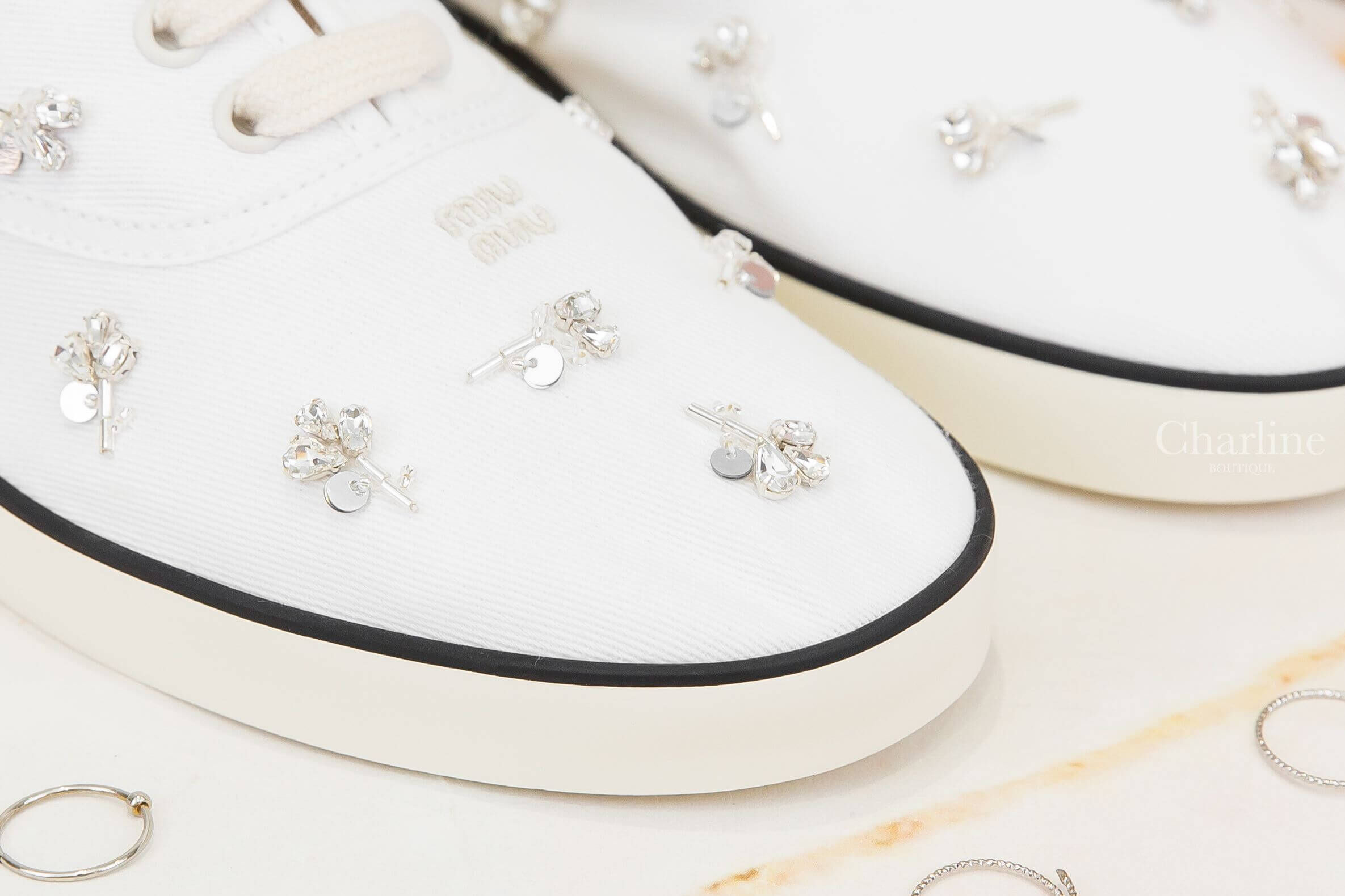 Miu Miu Embroidered Drill Sneakers 白色刺繡Logo水鑽小花黑色線條滾邊帆布運動鞋