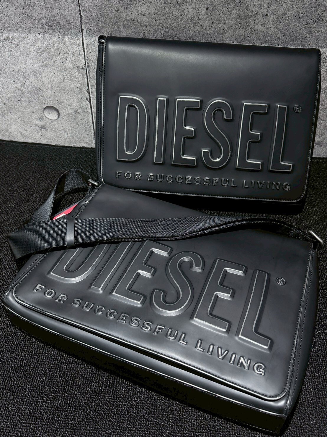 現貨5折 DIESEL 做舊黑 立體大Logo 類皮質肩背包 側背包 郵差包