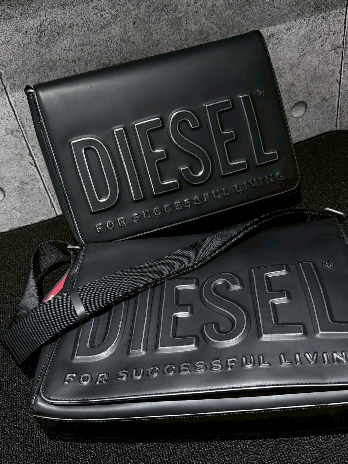 現貨5折 DIESEL 做舊黑 立體大Logo 類皮質肩背包 側背包 郵差包