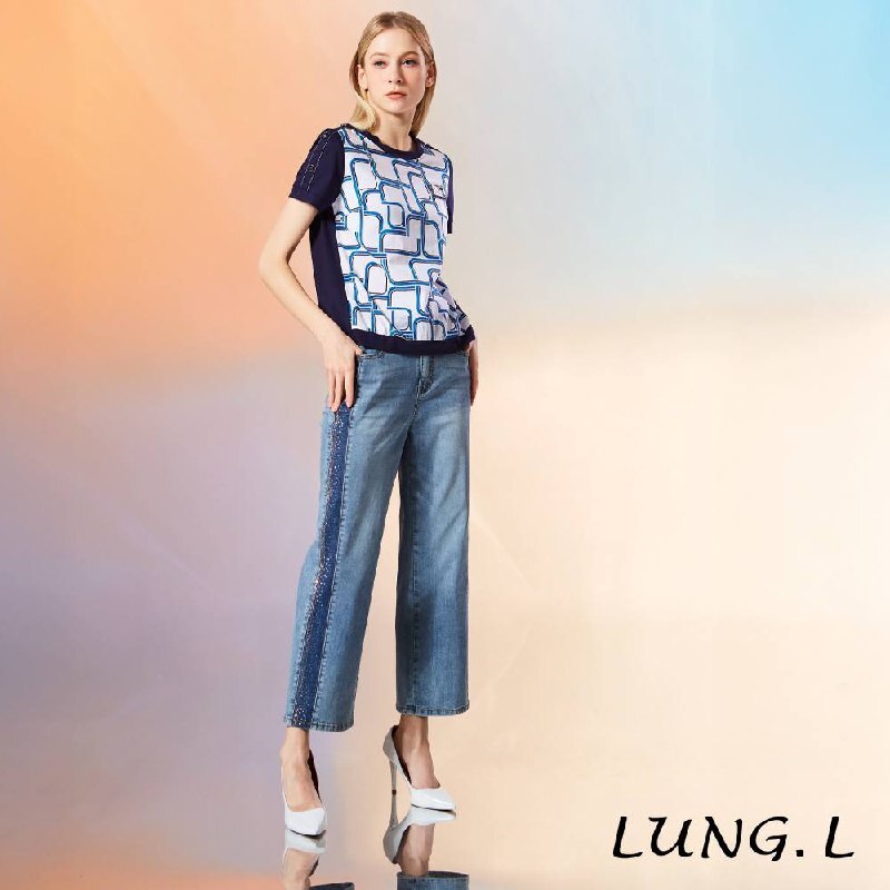 [TW] LUNG.L BLUE WOMEN'S CROPPED STRAIGHT LEG JEANS WITH RHINESTONE TRIM AND HEM, LW13E-50 (TLL46)