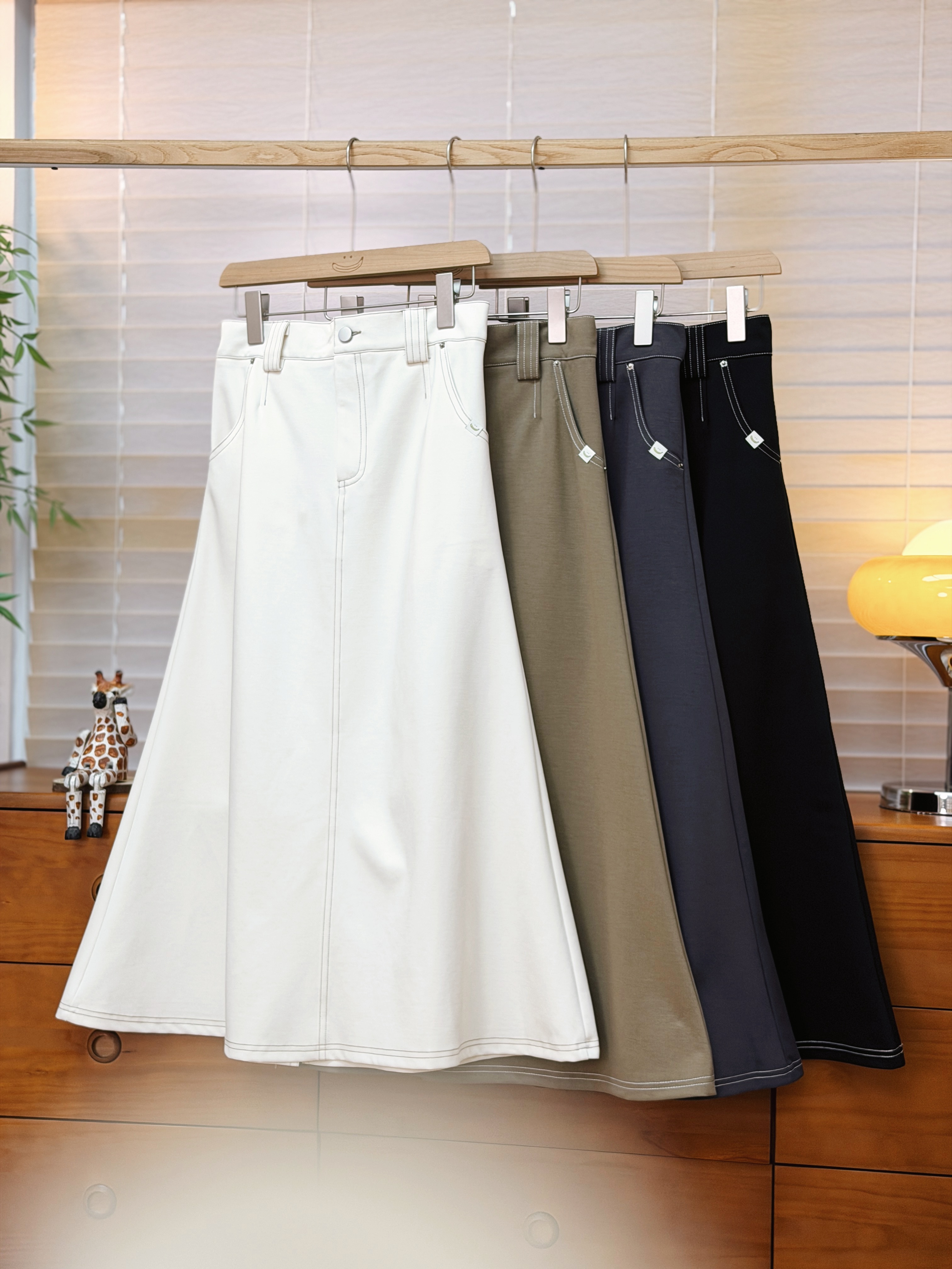 四色 / 柔彈明線小花鉚釘A字長裙 / Floral Rivet Contrast-Stitch A-Line Skirt