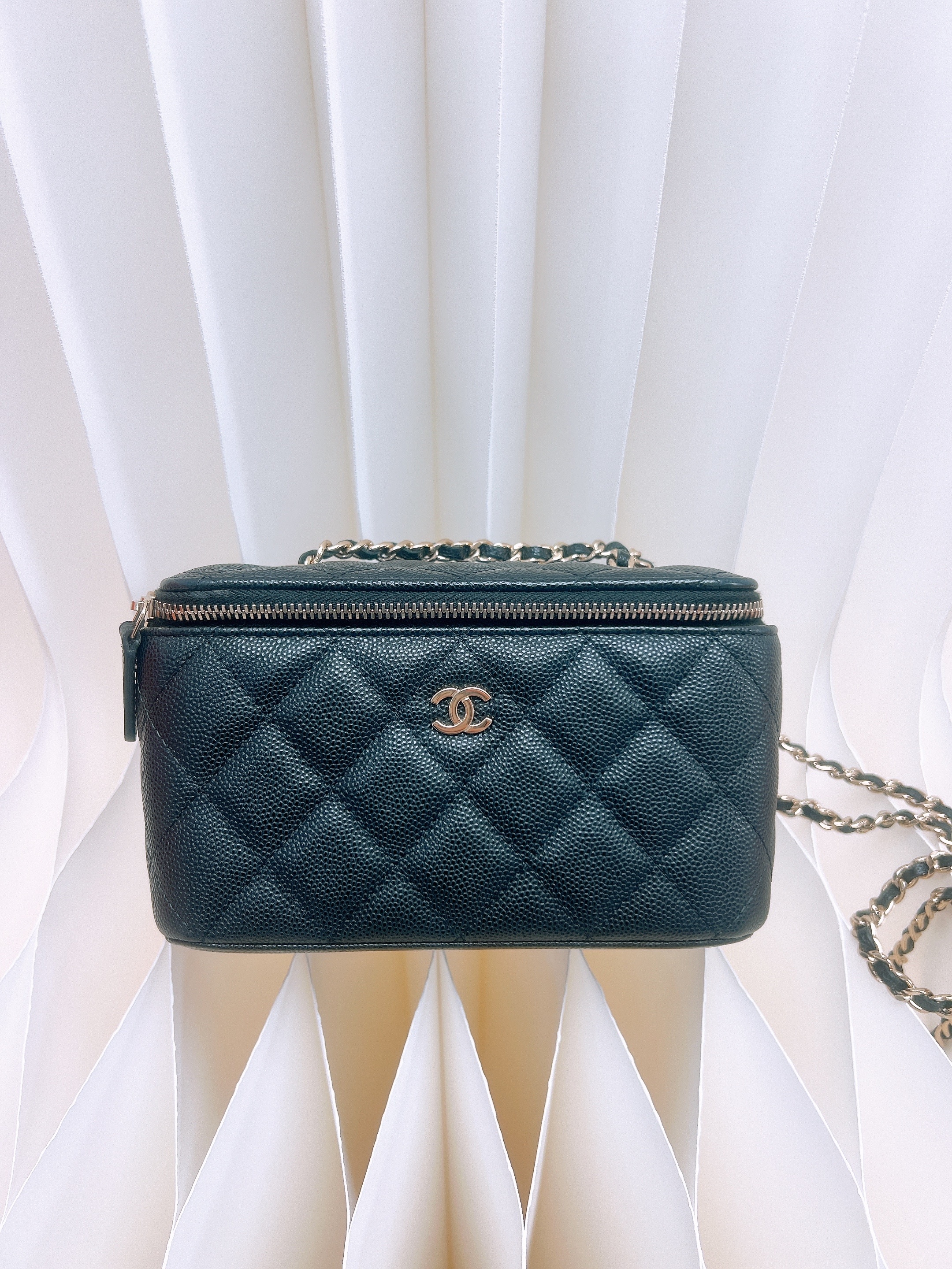 Chanel vanity (black caviar/ GHW 3171x)