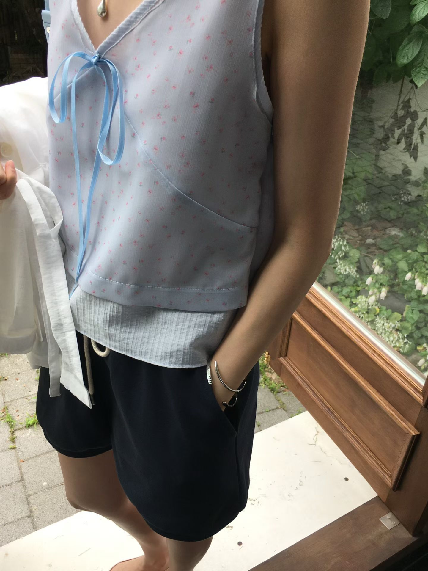 VE2672 Flint Sleeveless BL