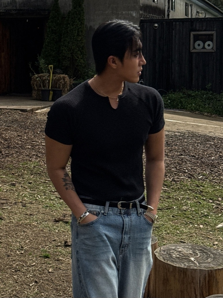 Slit V-neck muscle short-sleeved T-shirt