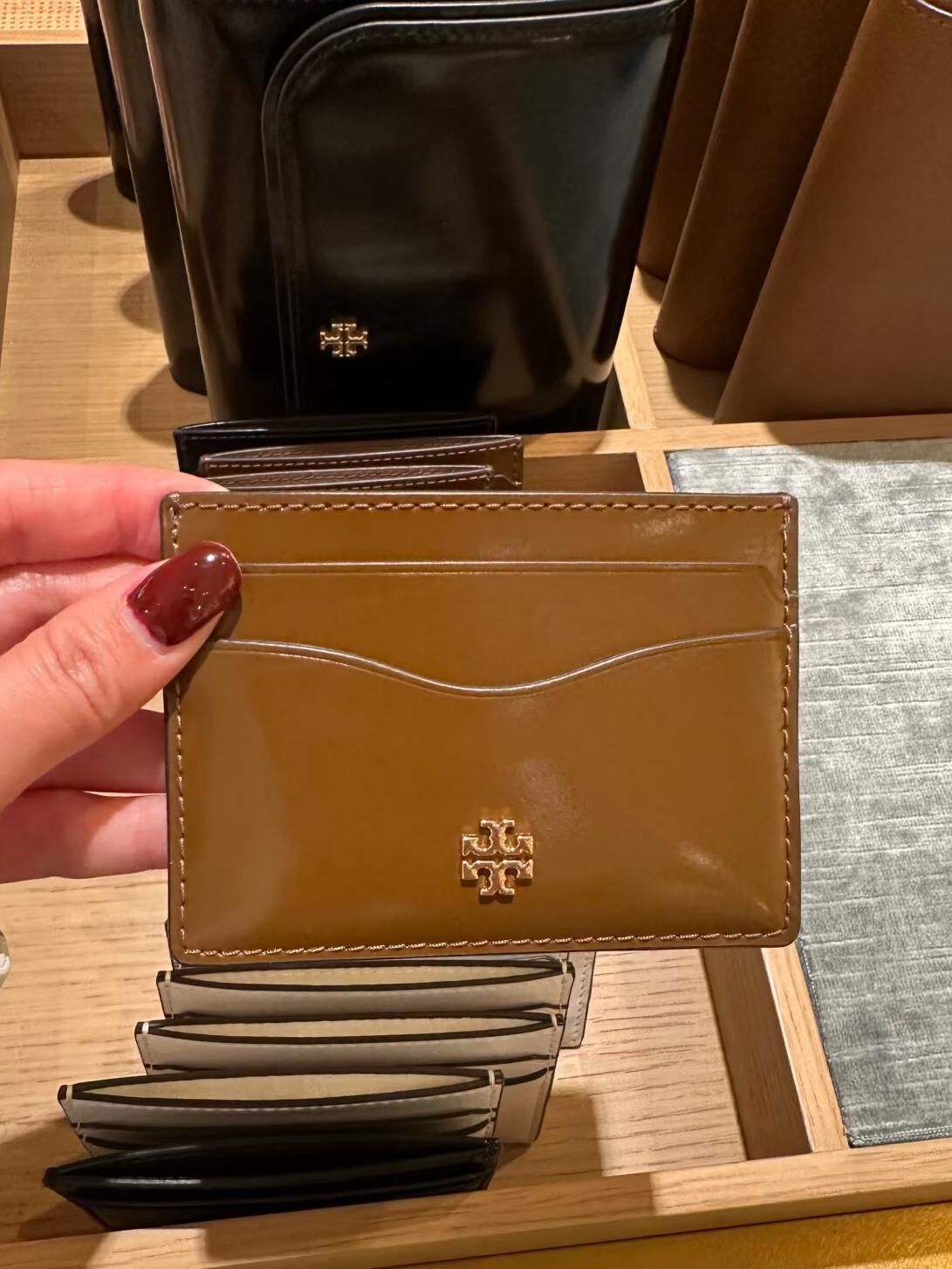【預購】Tory Burch H0615220 啡色Emerson薄卡套
