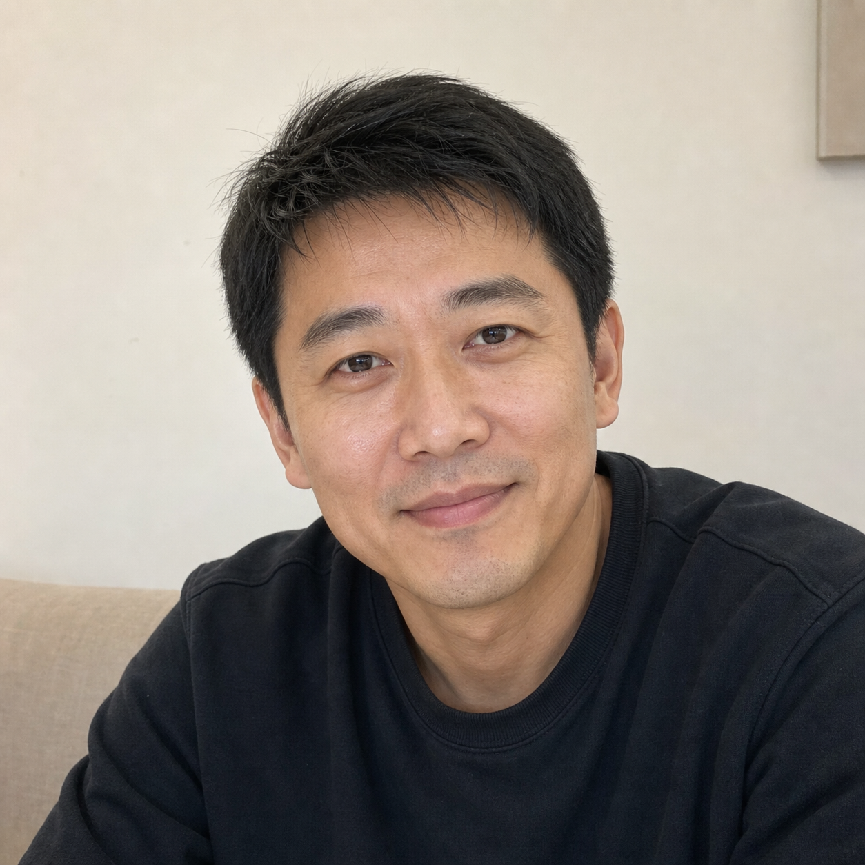 陳先生的自然室內大頭照，代表服飾店店主使用撥碼多色軌道燈後的評價