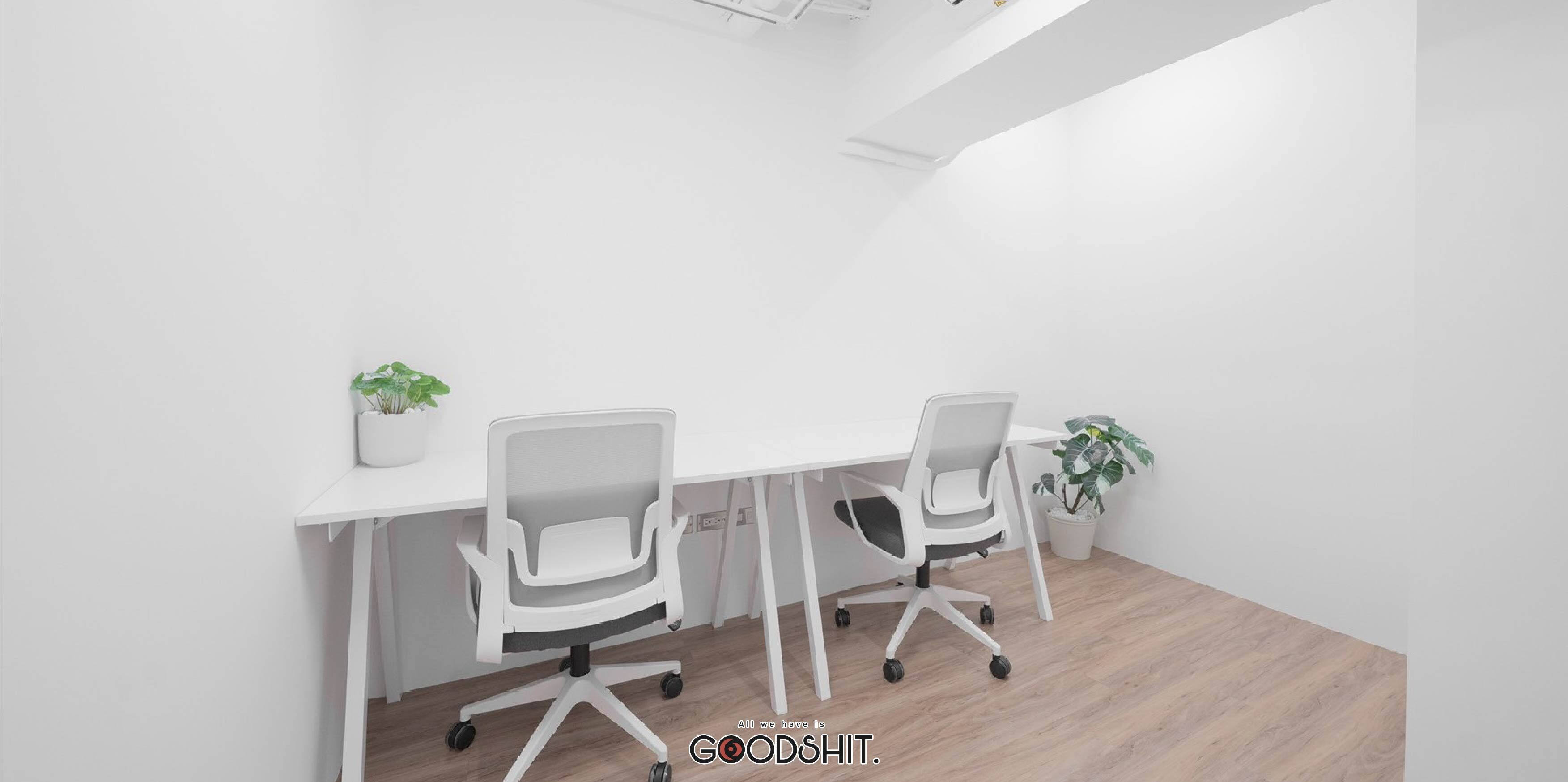 GOODSHIT,杉希空間規劃,辦公家具,杉希空間規劃案例,簡約專注空間風格,雙人靠牆工作區,白色金屬腳辦公桌,透氣舒適辦公椅,人體工學椅,乾淨高效辦公角落