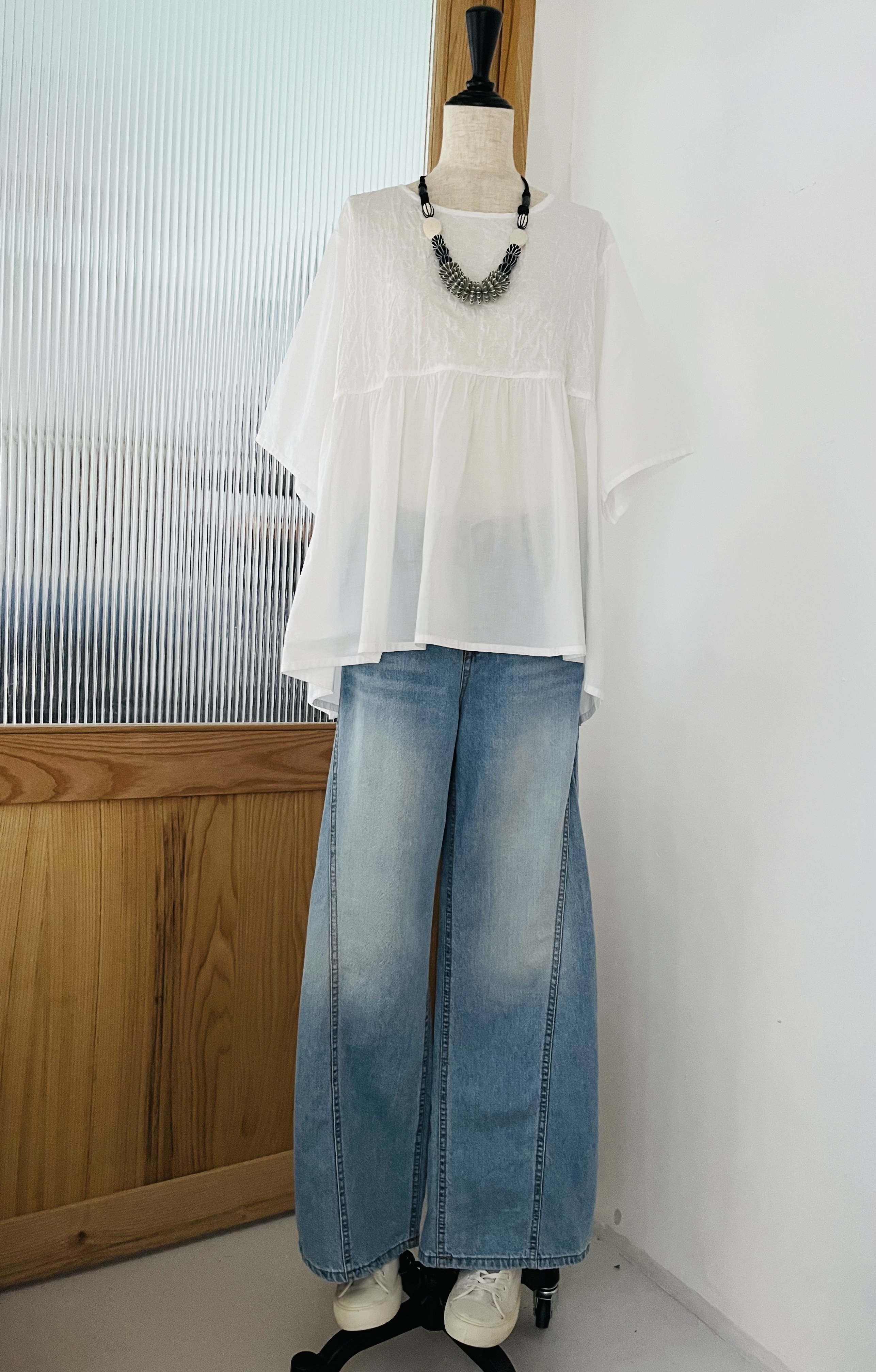 LILASIC白色圓領刺繡top