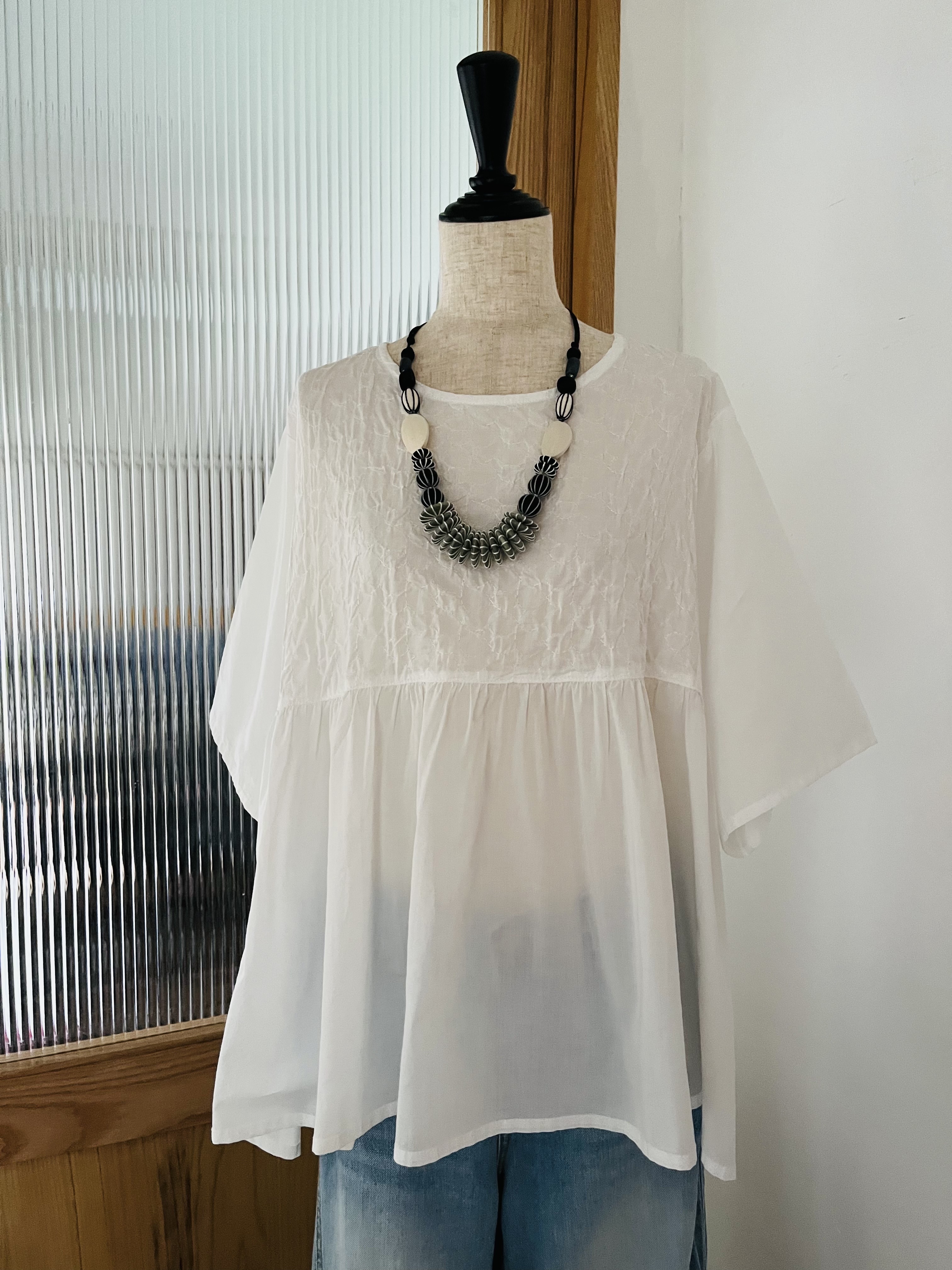 LILASIC白色圓領刺繡top