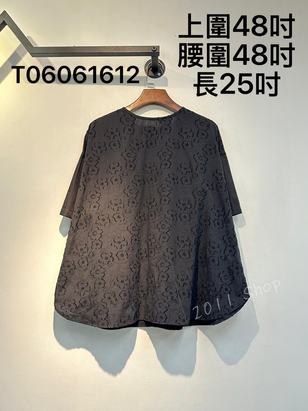 出口日本暗紋花朵圓領鈕扣TOP  上圍48吋 腰圍48吋 長25吋  T06061612