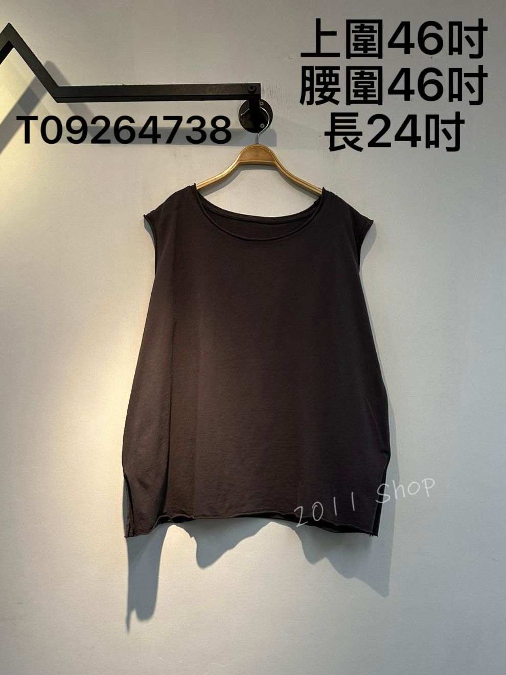 圓領純色百搭卷卷邊無袖TOP  上圍46吋 腰圍46吋 長24吋  T09264738