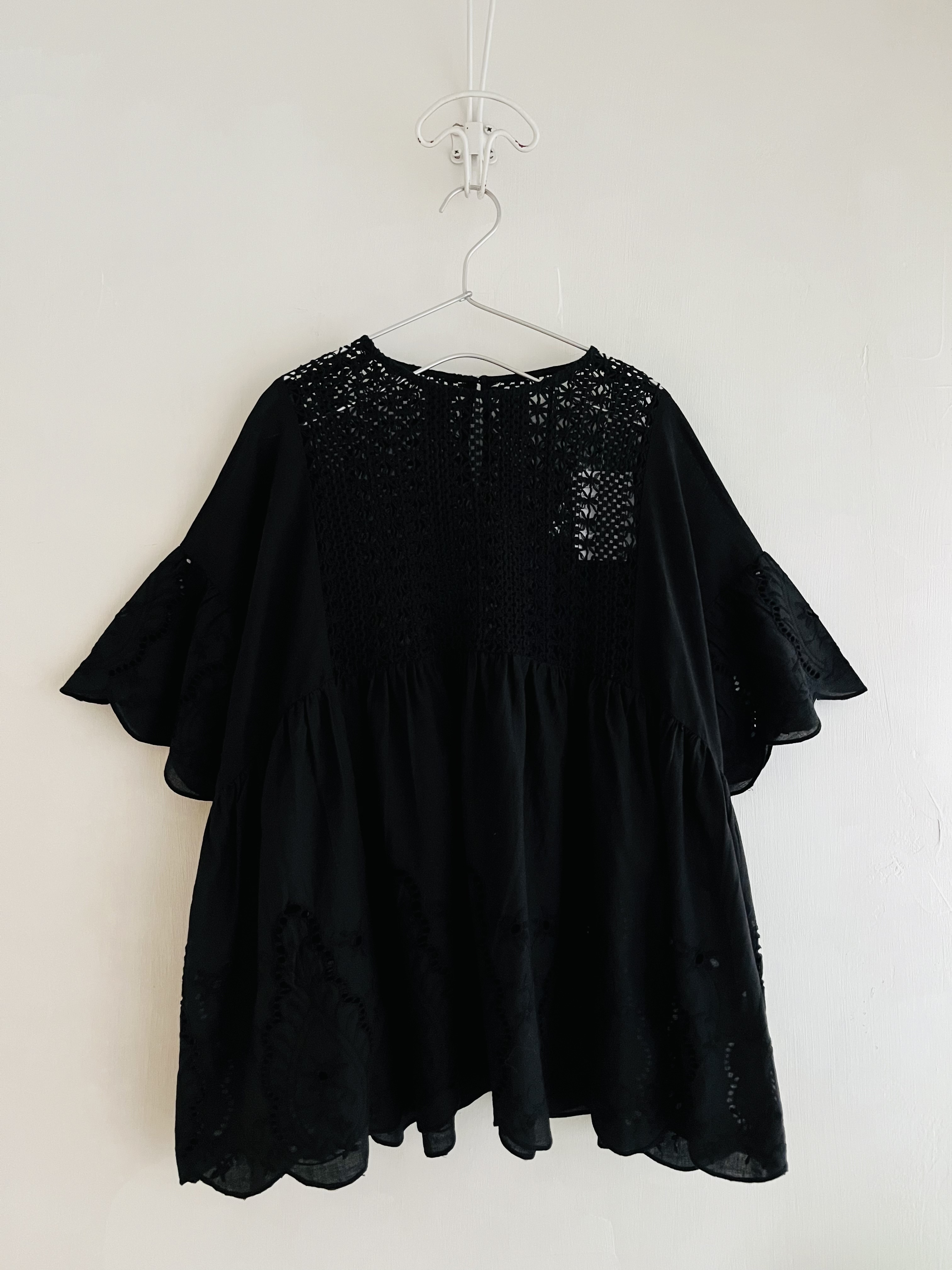 LUPILIEN黑色鈎花拼刺繡通花top