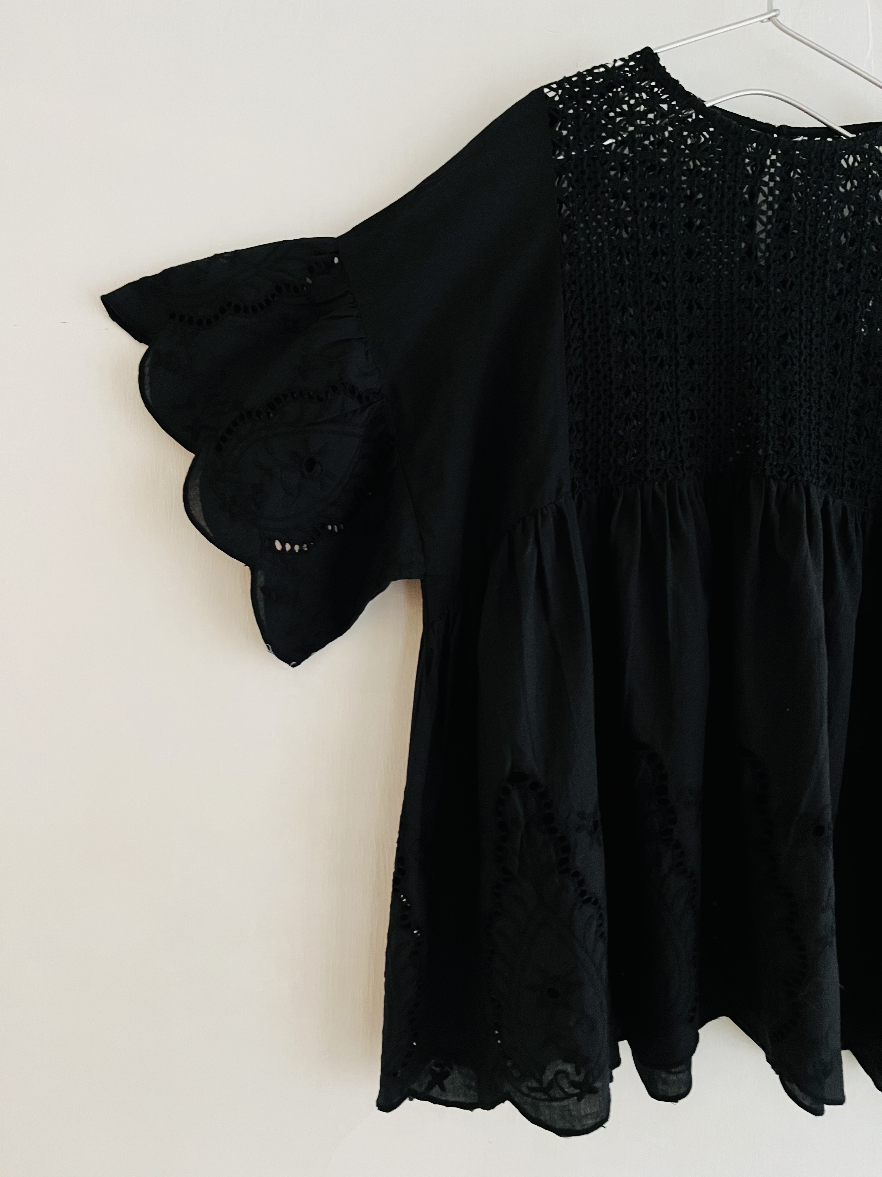 LUPILIEN黑色鈎花拼刺繡通花top