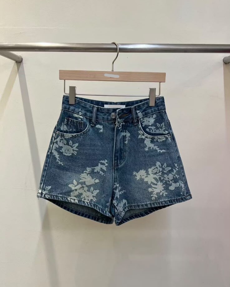 ME98  牛仔褲  S  腰25  HIP41   長 12.5   /  L 腰28   HIP 44   長12.5    $419 (一口價)