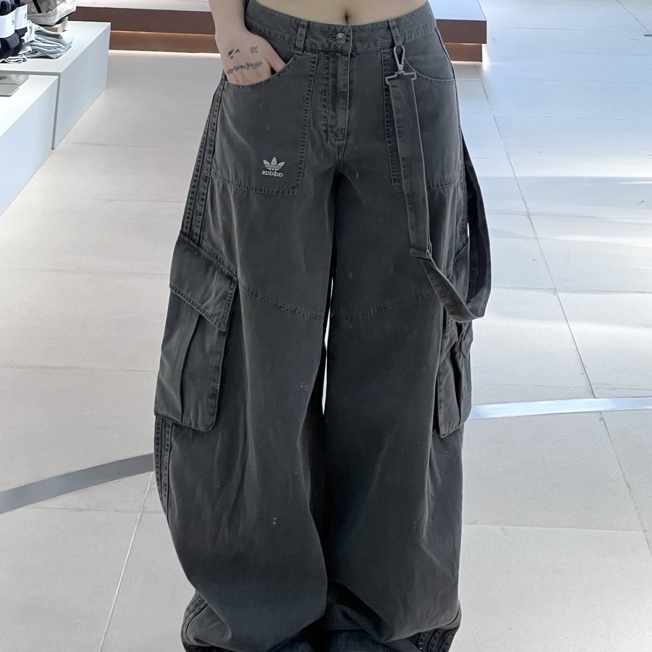 ADIDAS ORIGINALS CURVED TROUSERS 炭灰 彎刀 工裝口袋 長褲 褲子 愛迪達 KH1180