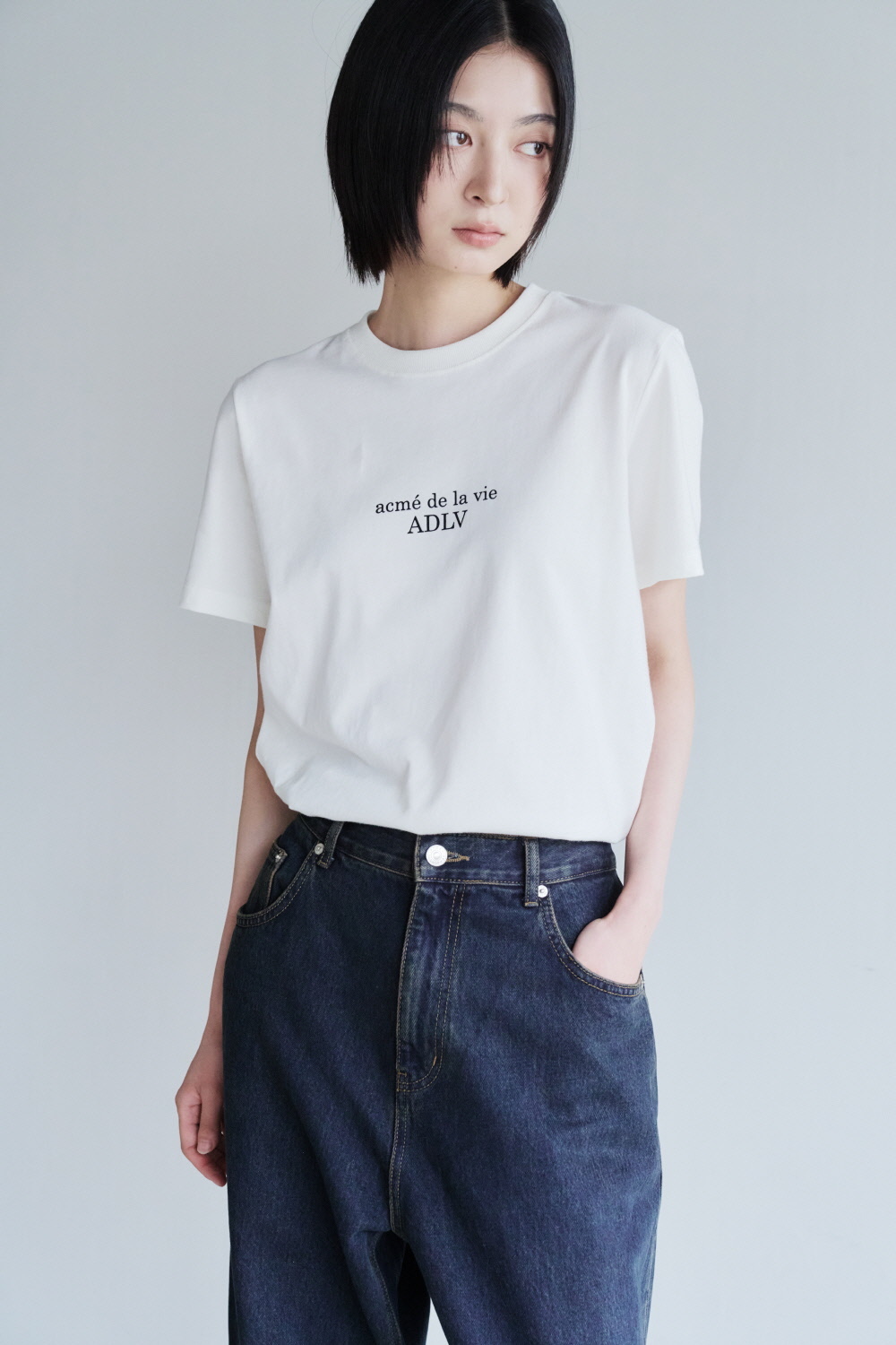 Q32 ADLV WOMAN BASIC LOGO SHORT SLEEVE T-SHIRT - CREAM｜25SS-TP-SS-LG-BOW-CRM