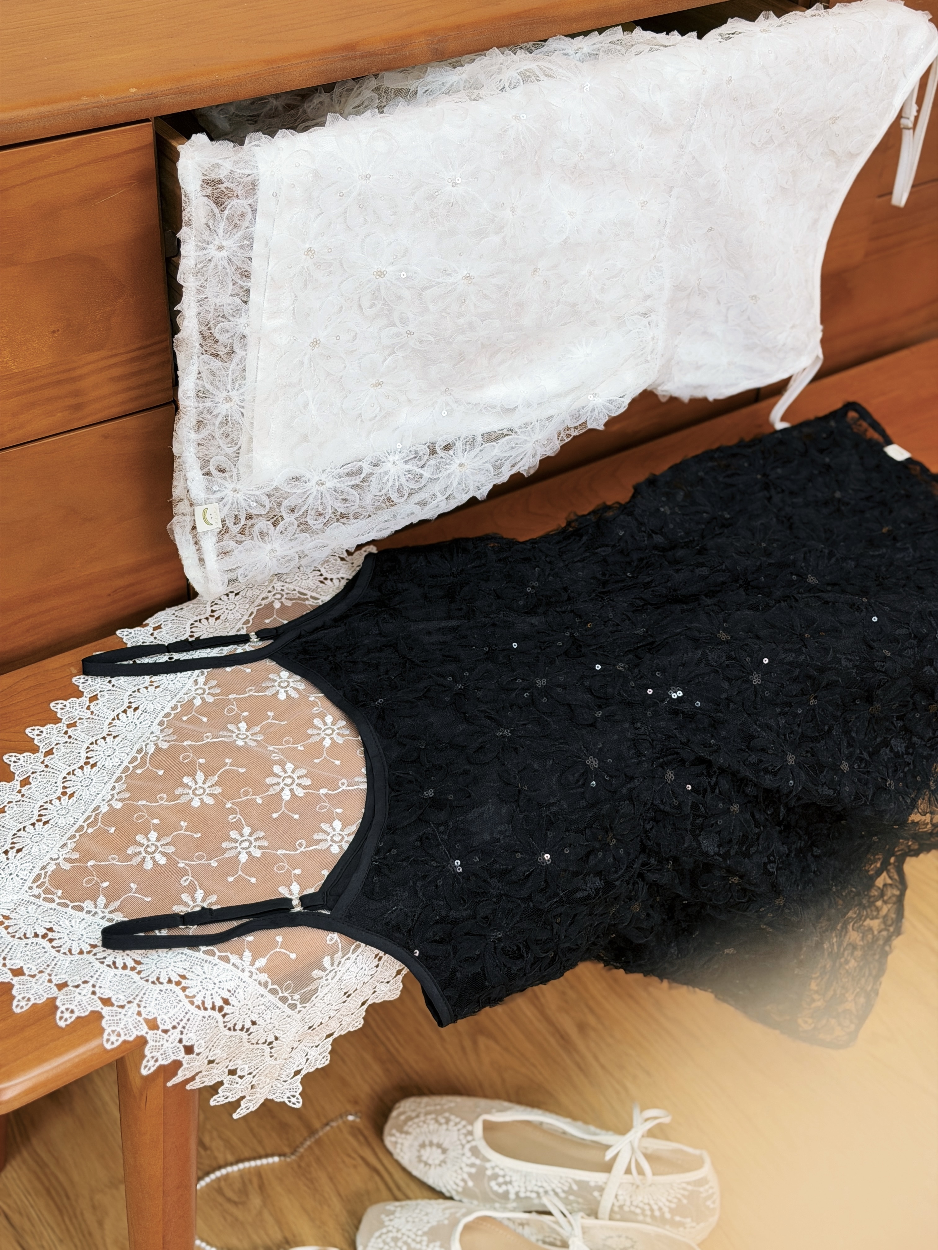 兩色 / 微光感網紗立體花海背心 / Sequin Floral Meadow Mesh Cami