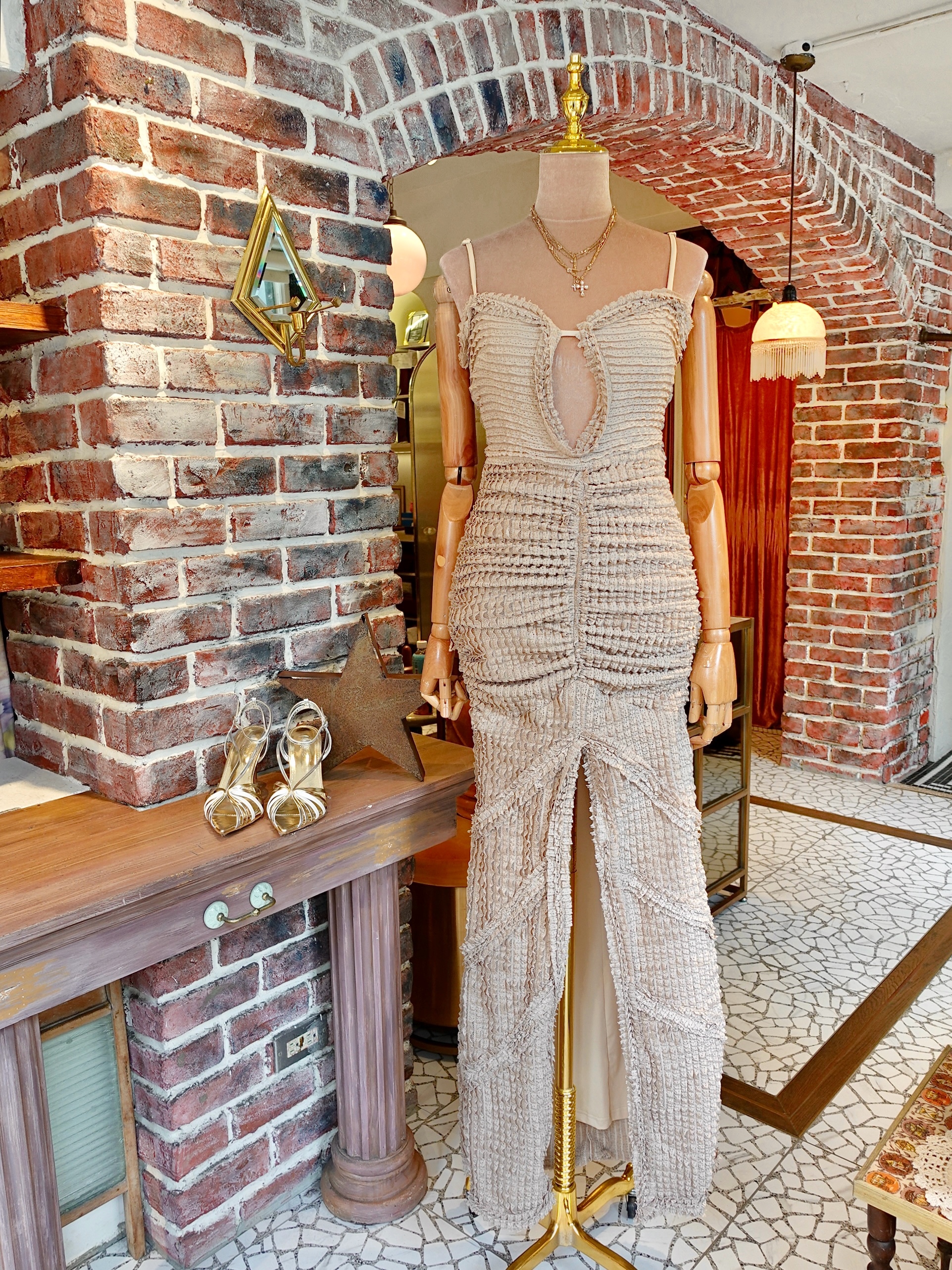 Taupe奶油淺褐色立體織紋荷葉開叉Maxi Dress