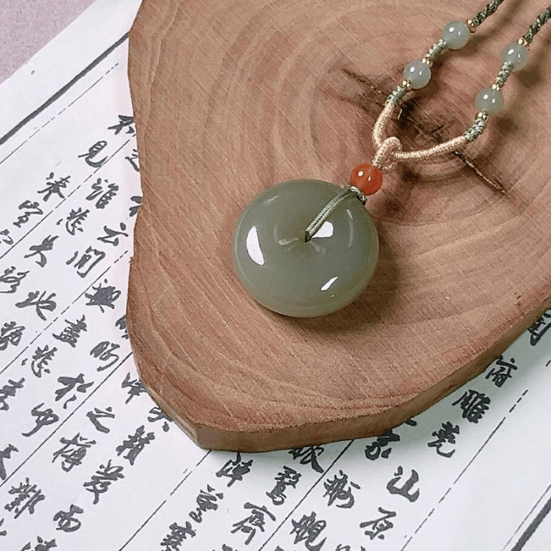 CHN-JJG0617-257 和田玉湖水綠寶寶平安扣吊墜 約10*24mm (包盒包證書) (A57)