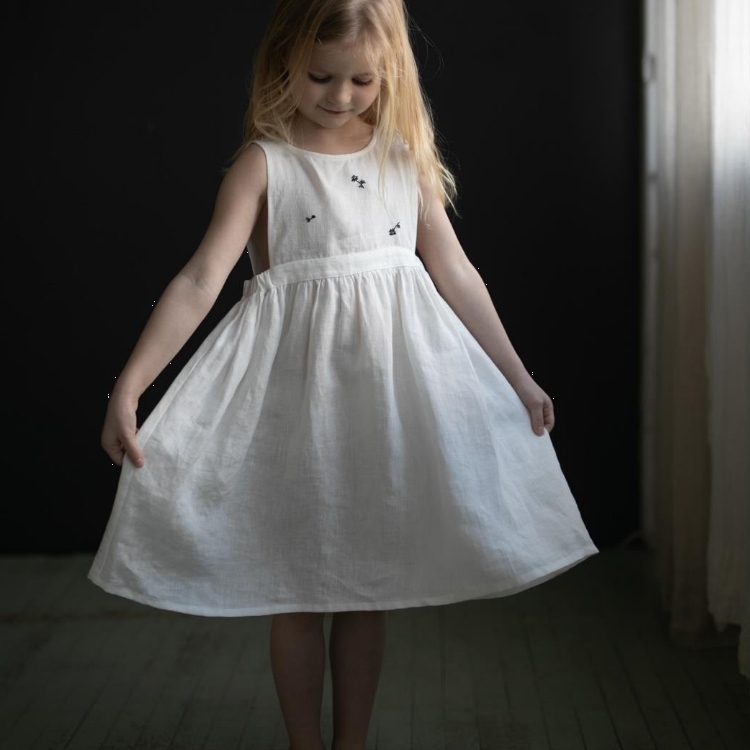 (預購)ALL THE BEAUTIFUL LINEN 經典黑花刺繡後背排釦腰側鬆緊無袖洋裝 EXCLUSIVE CLARA PINAFORE (NEW)