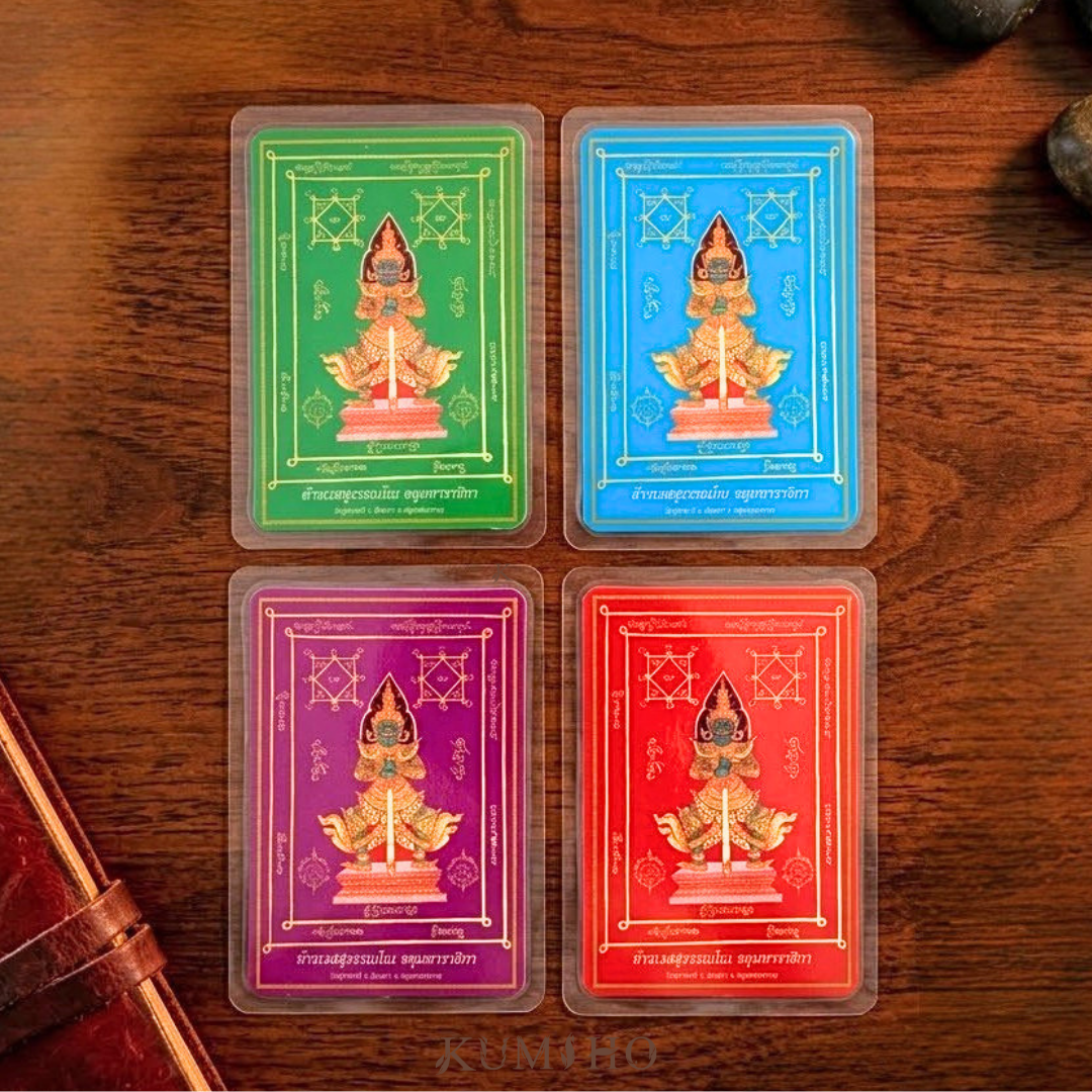 朱拉瑪尼寺是全泰國最以陶威素灣聞名的道場,這批護符卡由廟方完成加持與護貝,背面附廟方專屬防偽浮雕印記,是寺廟對正統來源的物理憑證。花編親赴現場迎請,確保來源直接可追溯。