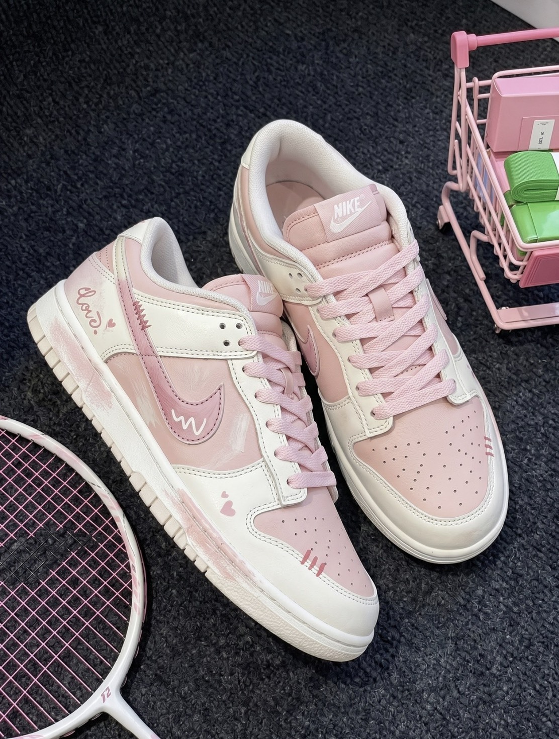 Nike Dunk Low 塗鴉 粉色系 浪漫 學院風 IM6572-603(Team1952-粉霧告白-B心)