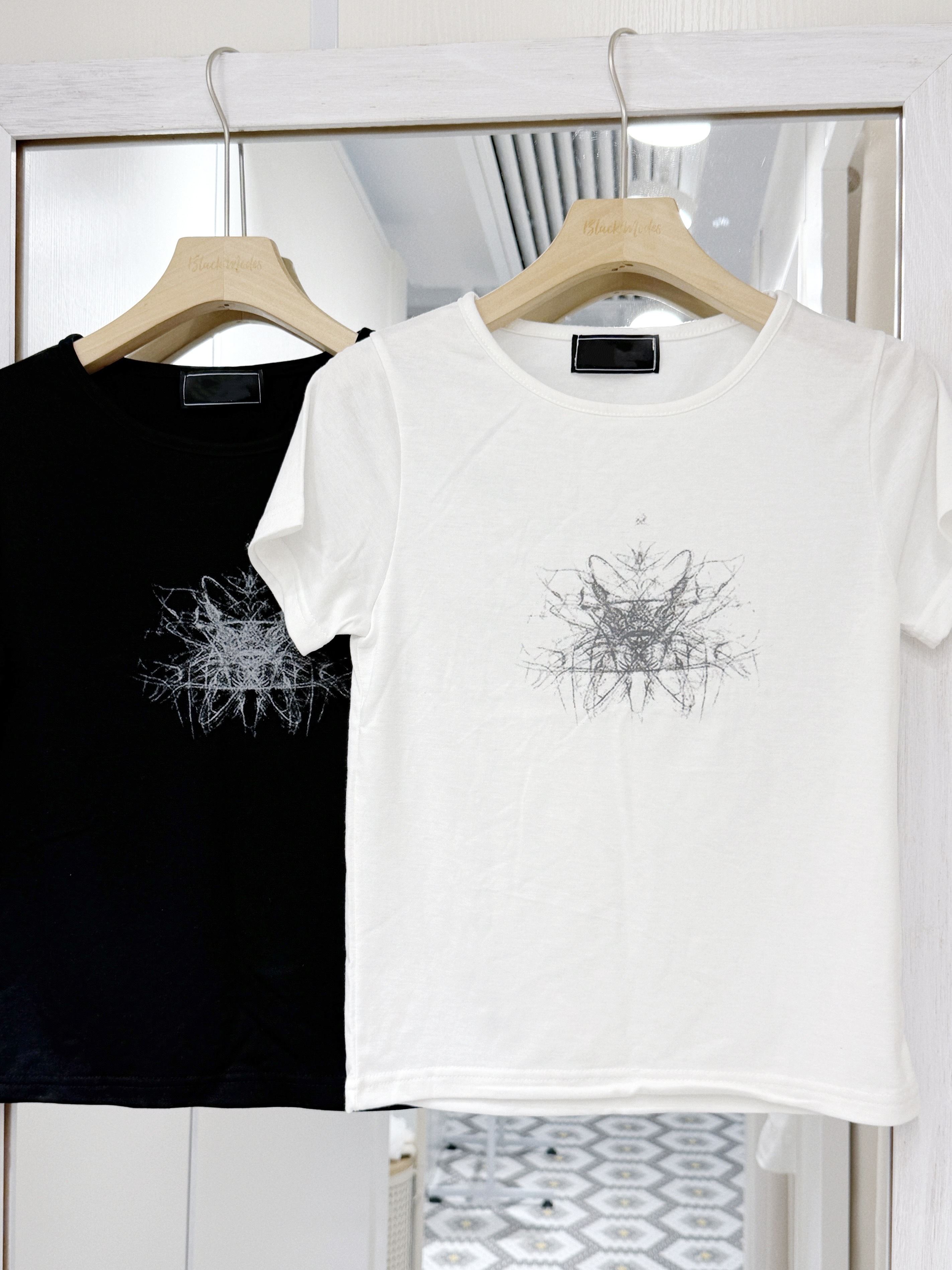 T1564｜塗鴉撩草心心LOGO短袖TEE 𓏲ּ𝄢