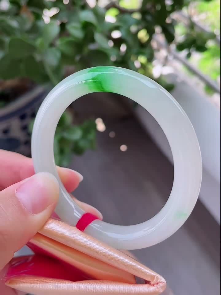 65582 53.4mm冰飄綠圓條翡翠手鐲 (52-54)
