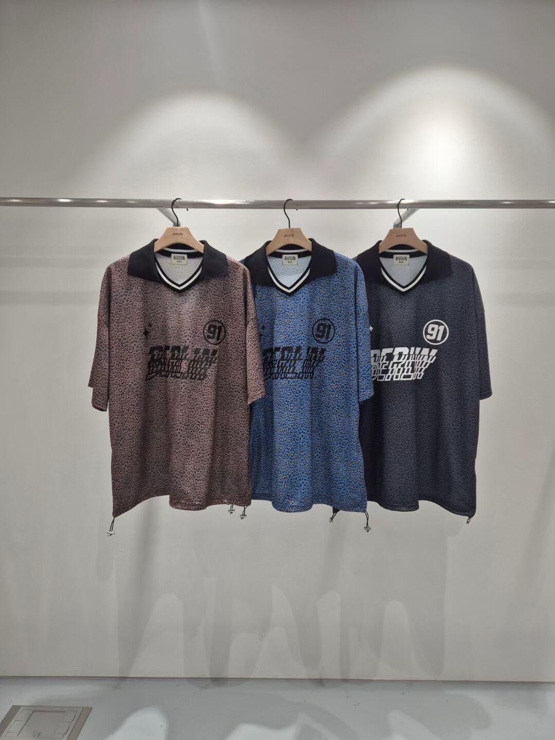 反領豹紋英文字短袖Tee AVOIR-023T