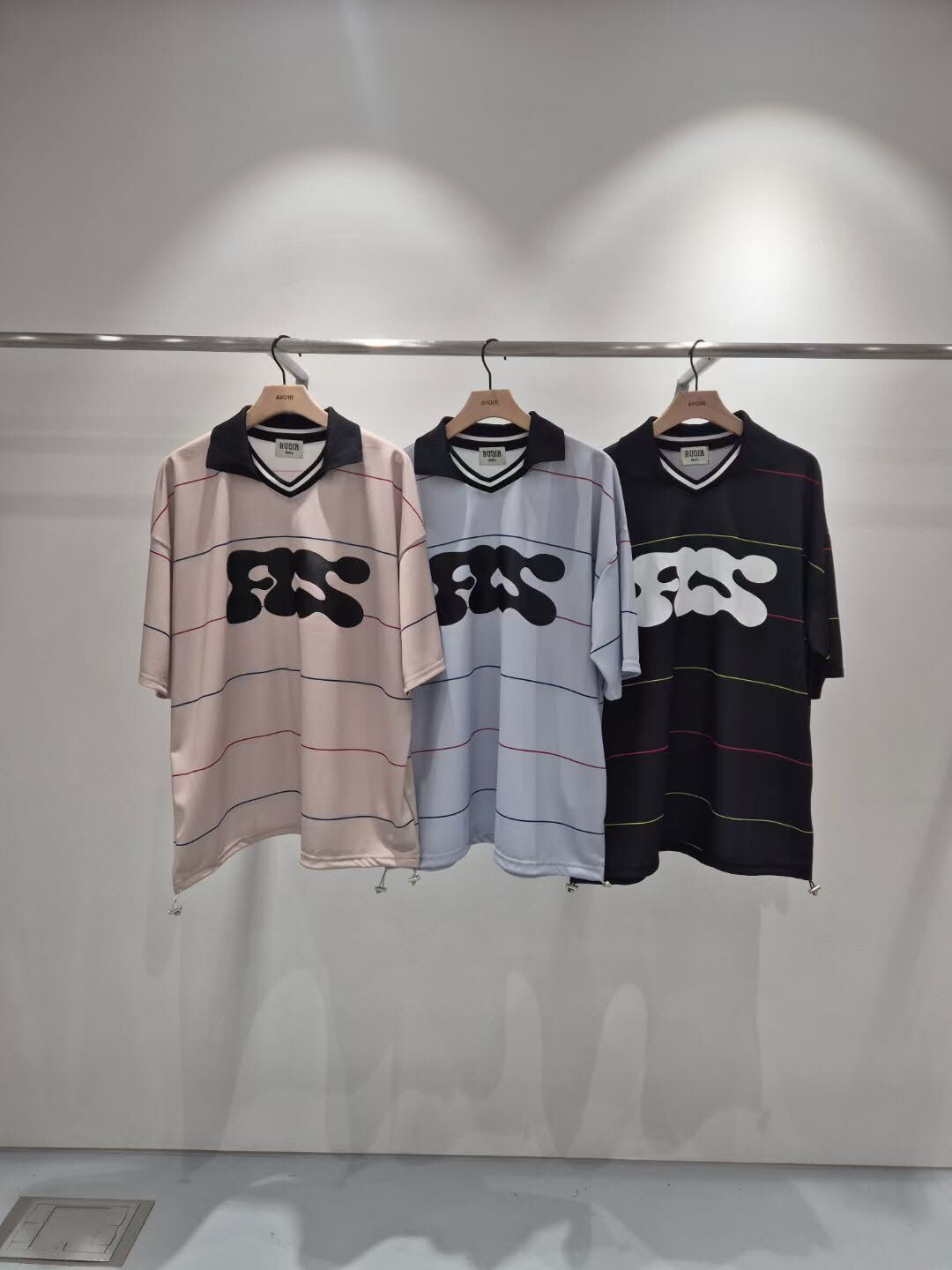 反領英文字短袖Tee AVOIR-024T