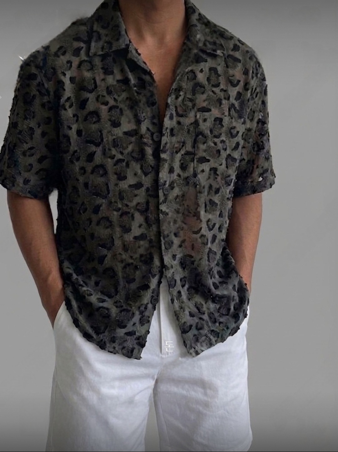 Damaged leopard print short-sleeved shirt