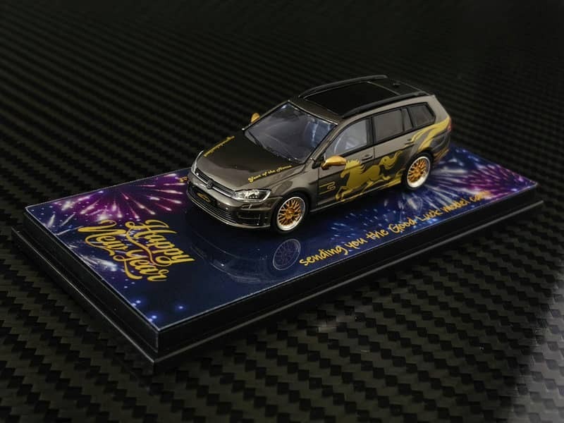 PO-$180 * MODEL COLLECT * 1:64 VOLKSWAGEN GOLF 7R WAGON GREY GOLD HORSE LIVERY